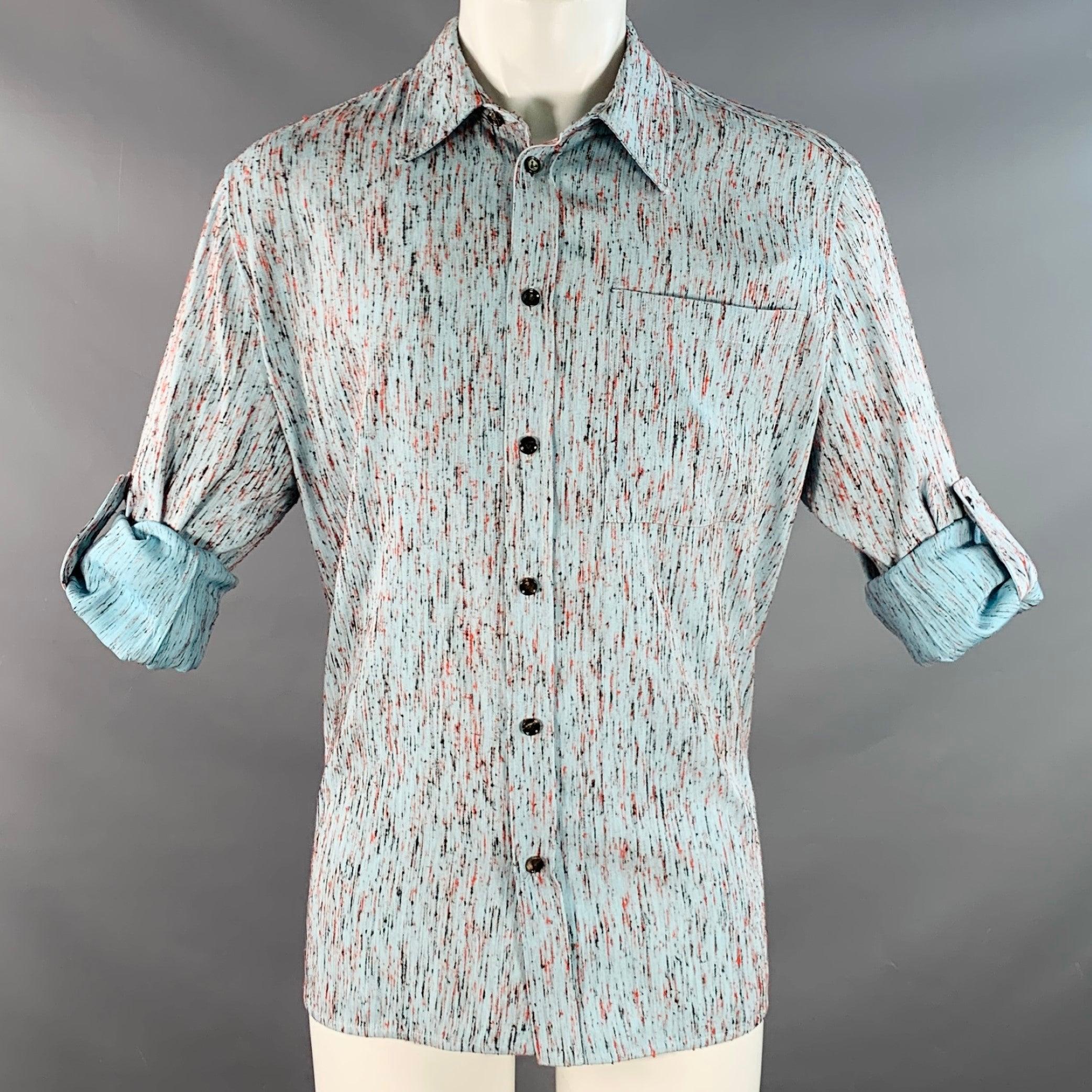 BOTTEGA VENETA 2023 chemise à manches longues
en tissu tissé bleu et rouge (au toucher coton), avec un design texturé, des manches à patte de boutonnage pour un look décontracté, une poche et une fermeture à boutons. Fabriqué en Italie. Excellent