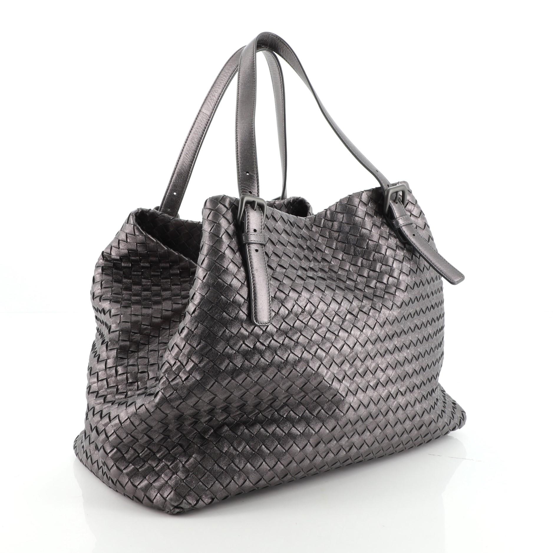 A-förmige Tragetasche Intrecciato Nappa von Bottega Veneta Medium (Grau)