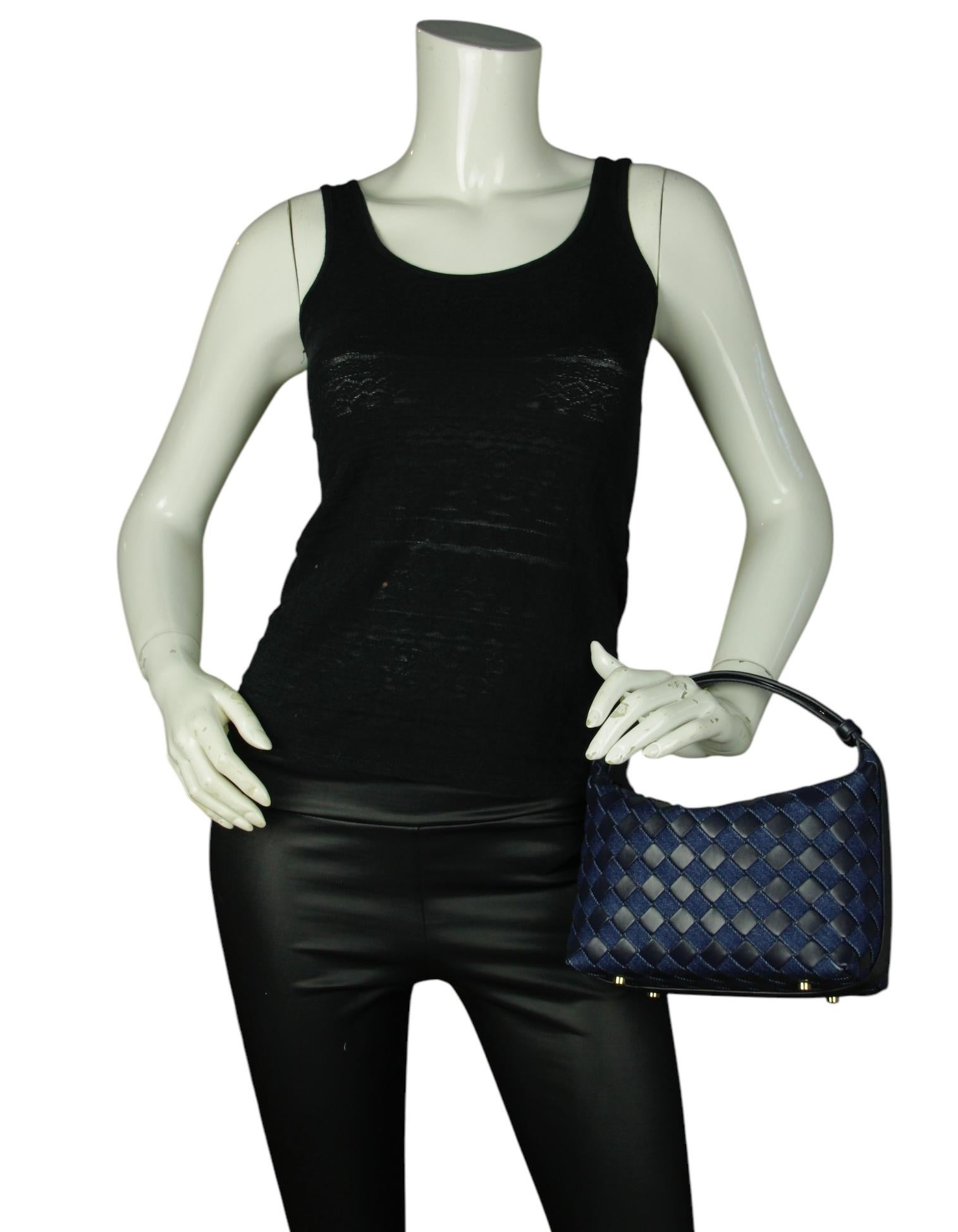 Bottega Veneta - Abyss/Indigo Intrecciato denim et cuir Mini Wallace Bag

Fabriqué en : Italie
Couleur : Abyss/indigo blue
MATERIAL : Denim et cuir Intrecciato
Quincaillerie : A.muse Brass
Doublure : Cuir de veau
Fermeture/ouverture : Fermeture