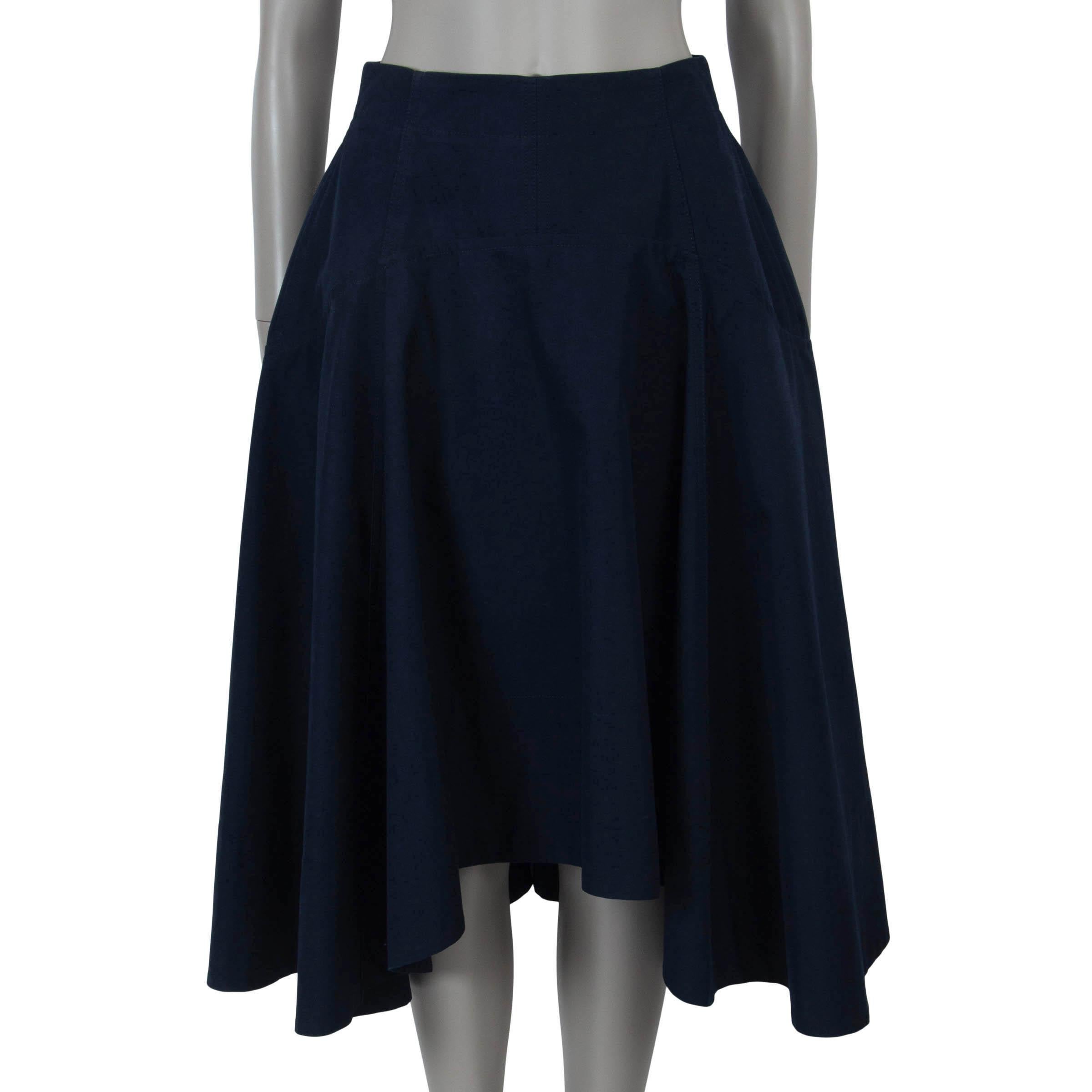Cette jupe Bottega Veneta 100 % authentique en toile de coton Abysse (bleu foncé) (100 %) présente un design moderne et sculptural. Dotée d'une silhouette évasée à taille haute, elle est ornée de larges plis volantés et d'un ourlet bas