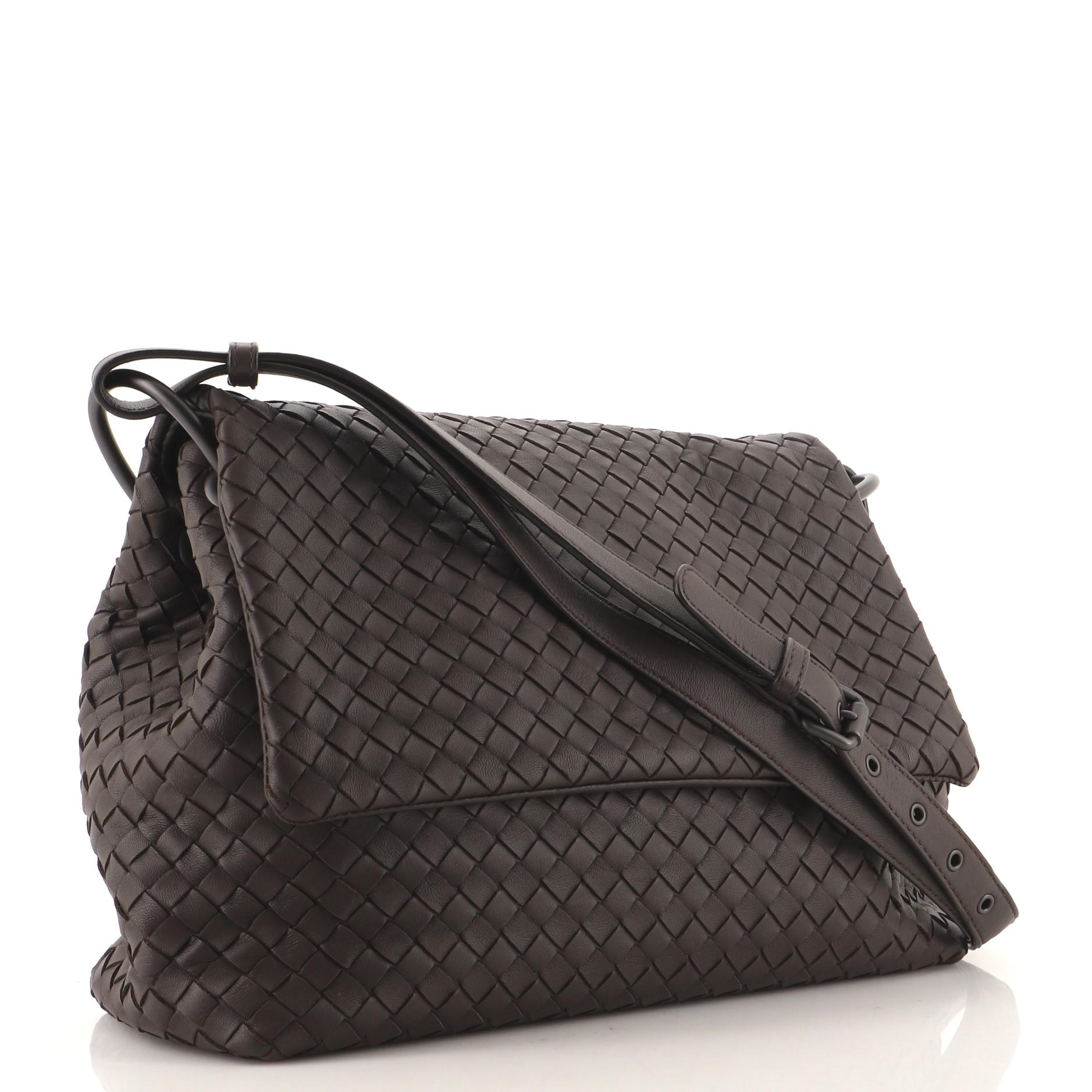 Verstellbare Umhängetasche Intrecciato Nappa mit Klappe von Bottega Veneta Medium (Schwarz)