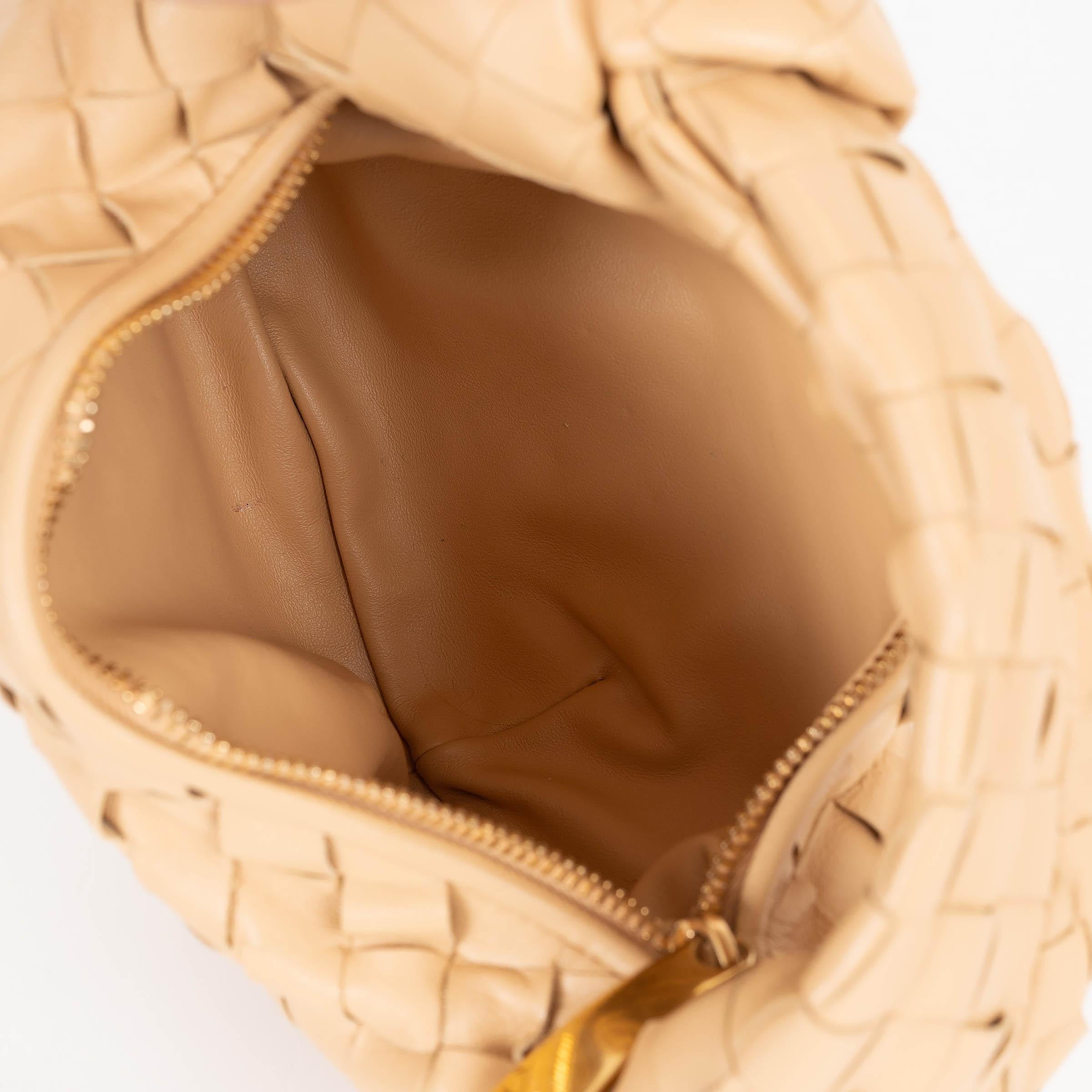 BOTTEGA VENETA Almond beige Intrecciato leather MINI JODIE Bag Pour femmes en vente