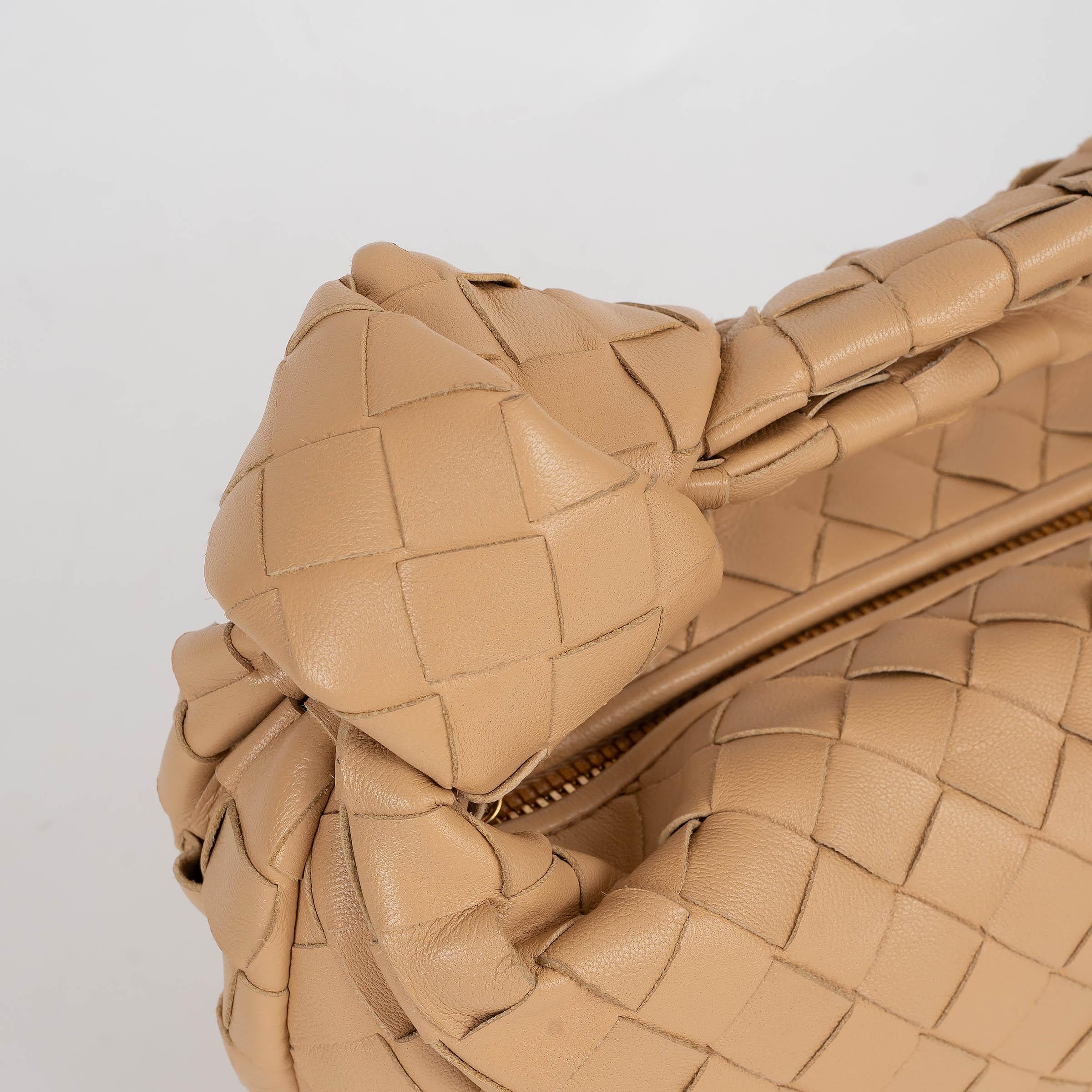 BOTTEGA VENETA Almond beige Intrecciato leather MINI JODIE Bag en vente 1