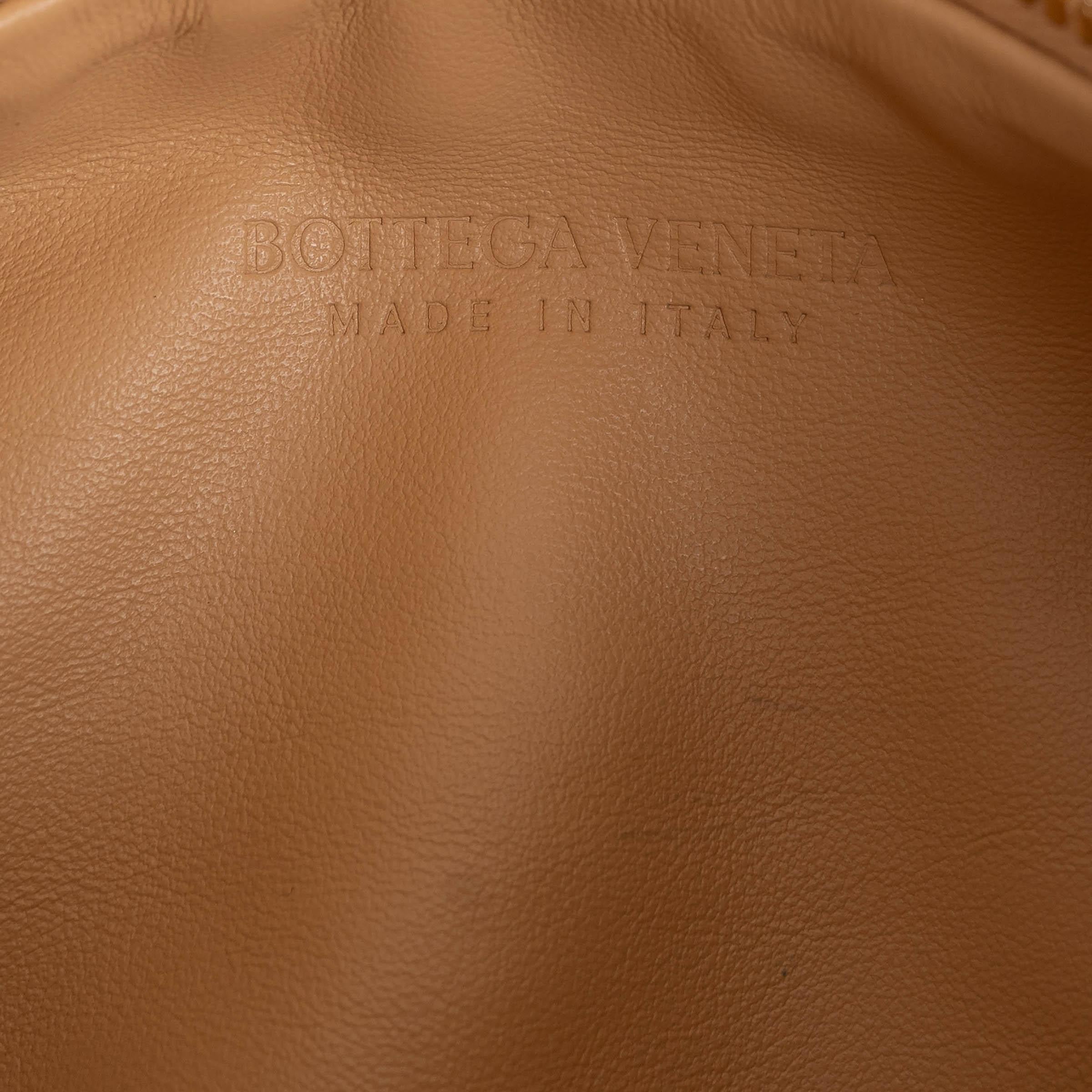 BOTTEGA VENETA Almond beige Intrecciato leather MINI JODIE Bag en vente 2