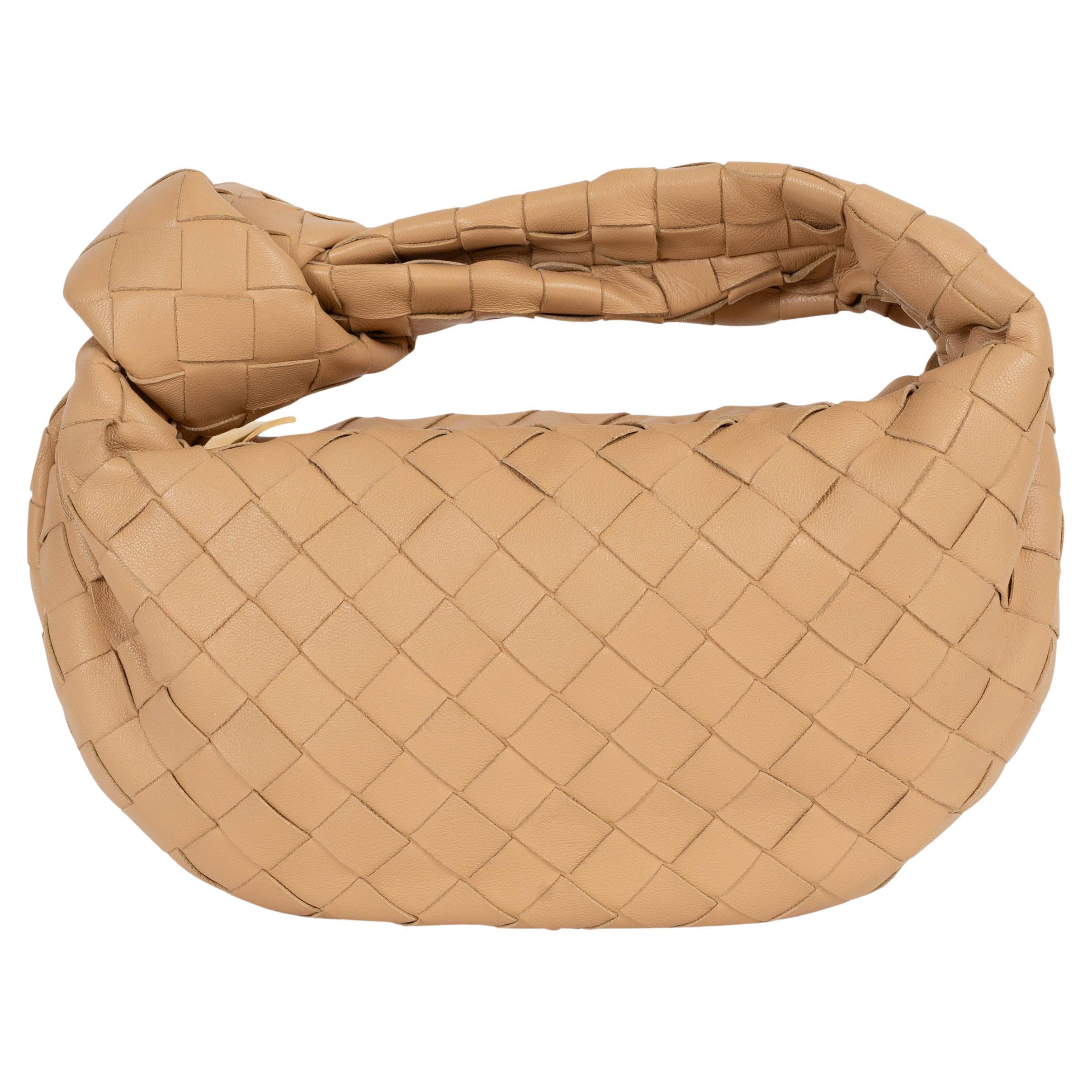BOTTEGA VENETA Almond beige Intrecciato leather MINI JODIE Bag en vente