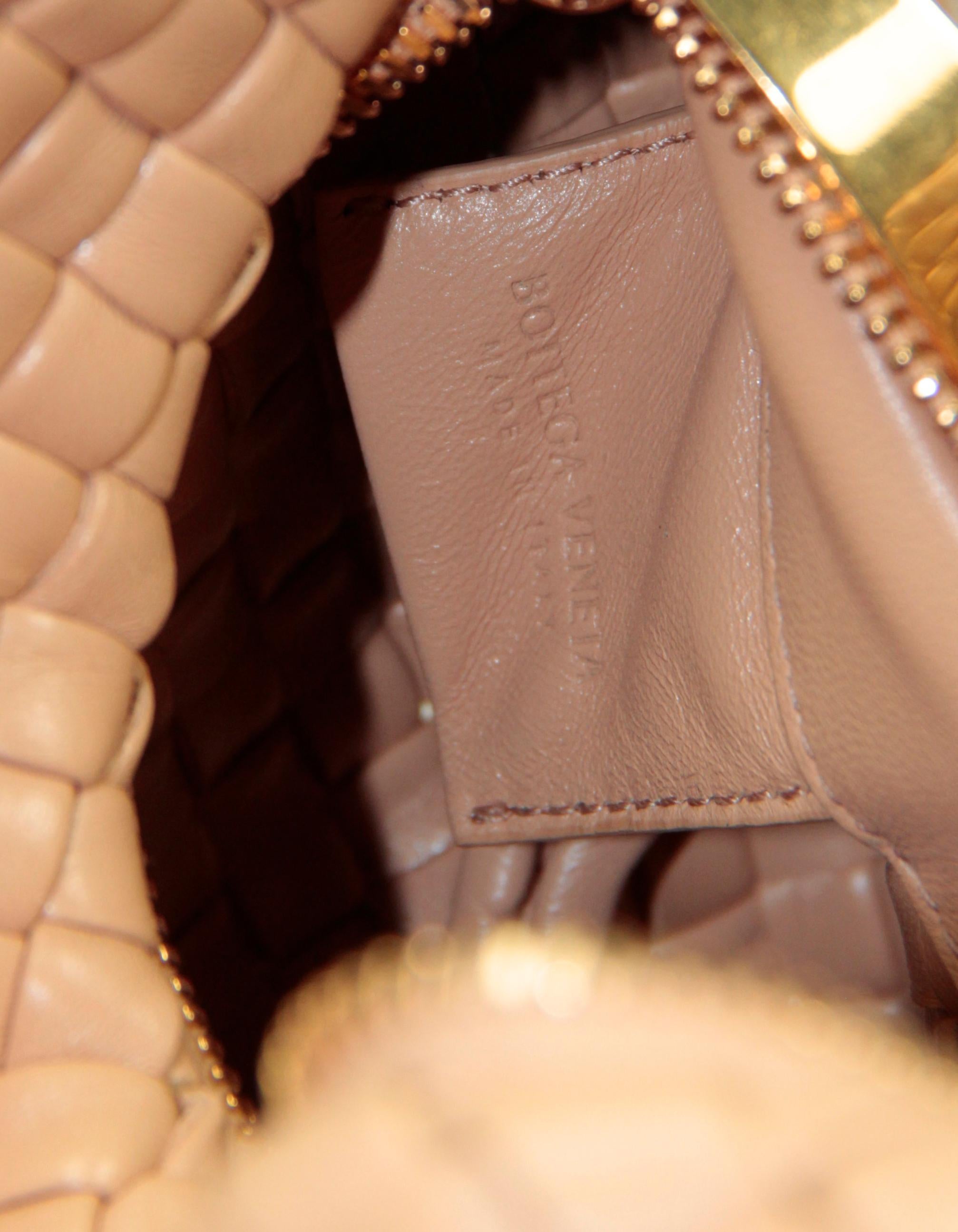 Bottega Veneta Almond Beige Leather Padded Jodie Hobo Bag rt. $6, 200 In Excellent Condition In New York, NY