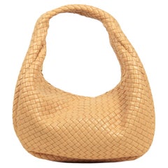 Jodie Hobo Tasche aus gepolstertem Leder von Bottega Veneta in Almond Beige, rt. $6.200