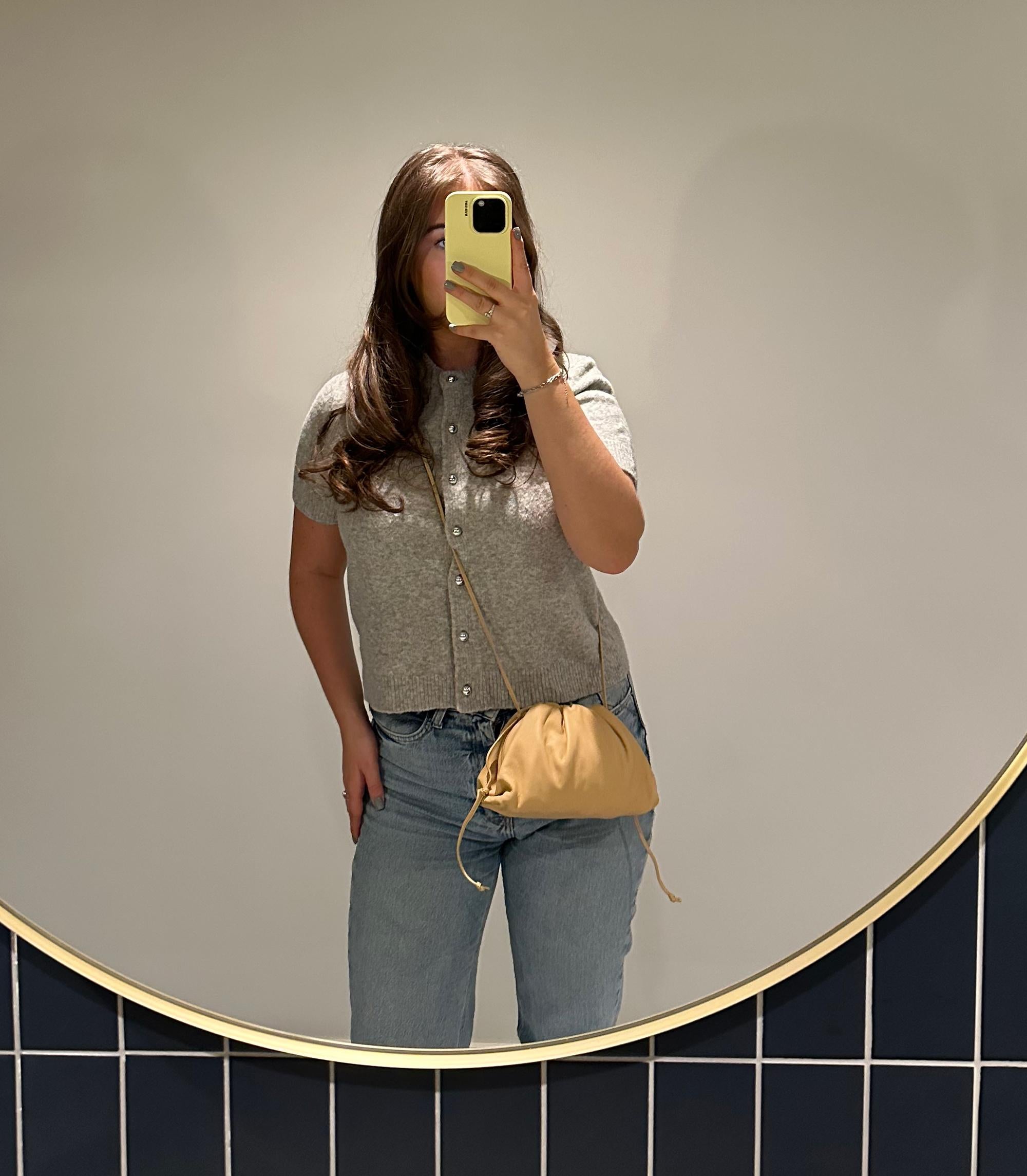 Bottega Veneta Mini The Pouch in pelle di vitello mandorla

Dettagli del prodotto
Xupes Ref: CB1553
Marchio: Bottega Veneta
Model No: Mini The Pouch
Tipo: Spalla, Tracolla
Numero di serie: B08820320Q
Età: 2025
PREZZO DI VENDITA: € 1.710
Accompagnato