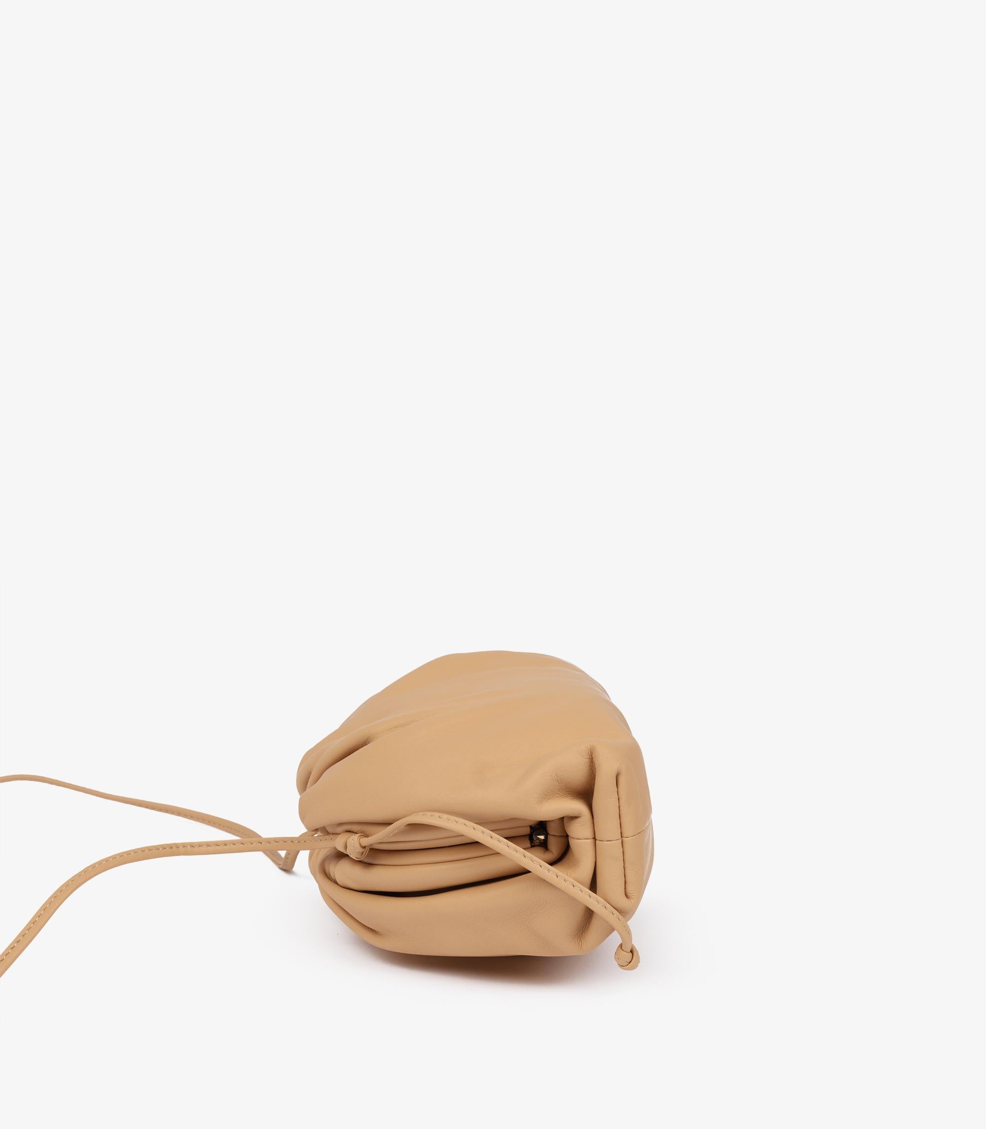 Beige Bottega Veneta Mini The Pouch in pelle di vitello mandorla in vendita