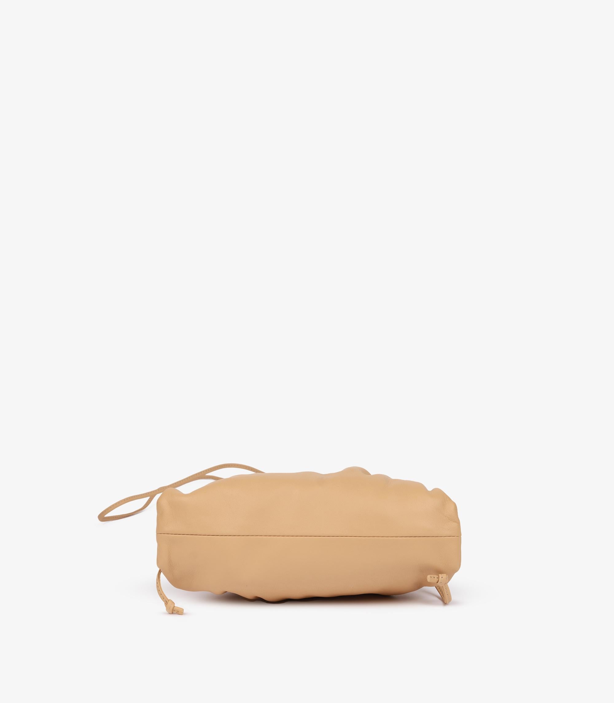 Bottega Veneta Mini The Pouch in pelle di vitello mandorla In condizioni ottime in vendita a Bishop's Stortford, Hertfordshire