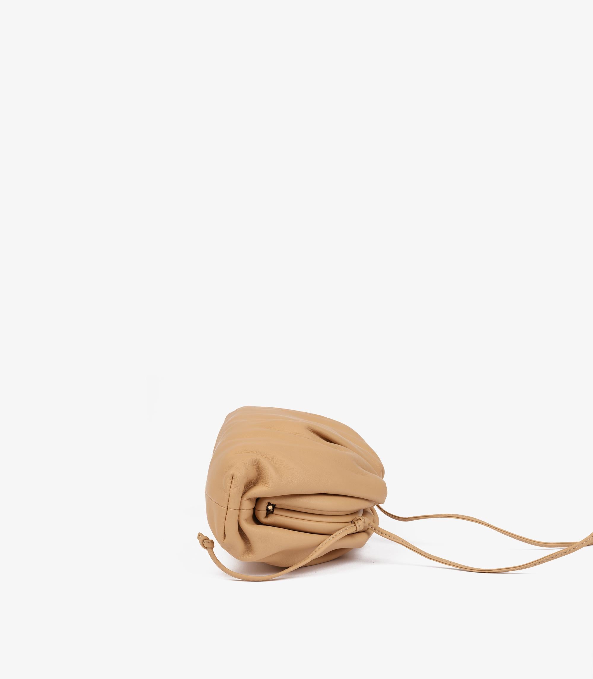 da uomo o donna Bottega Veneta Mini The Pouch in pelle di vitello mandorla in vendita