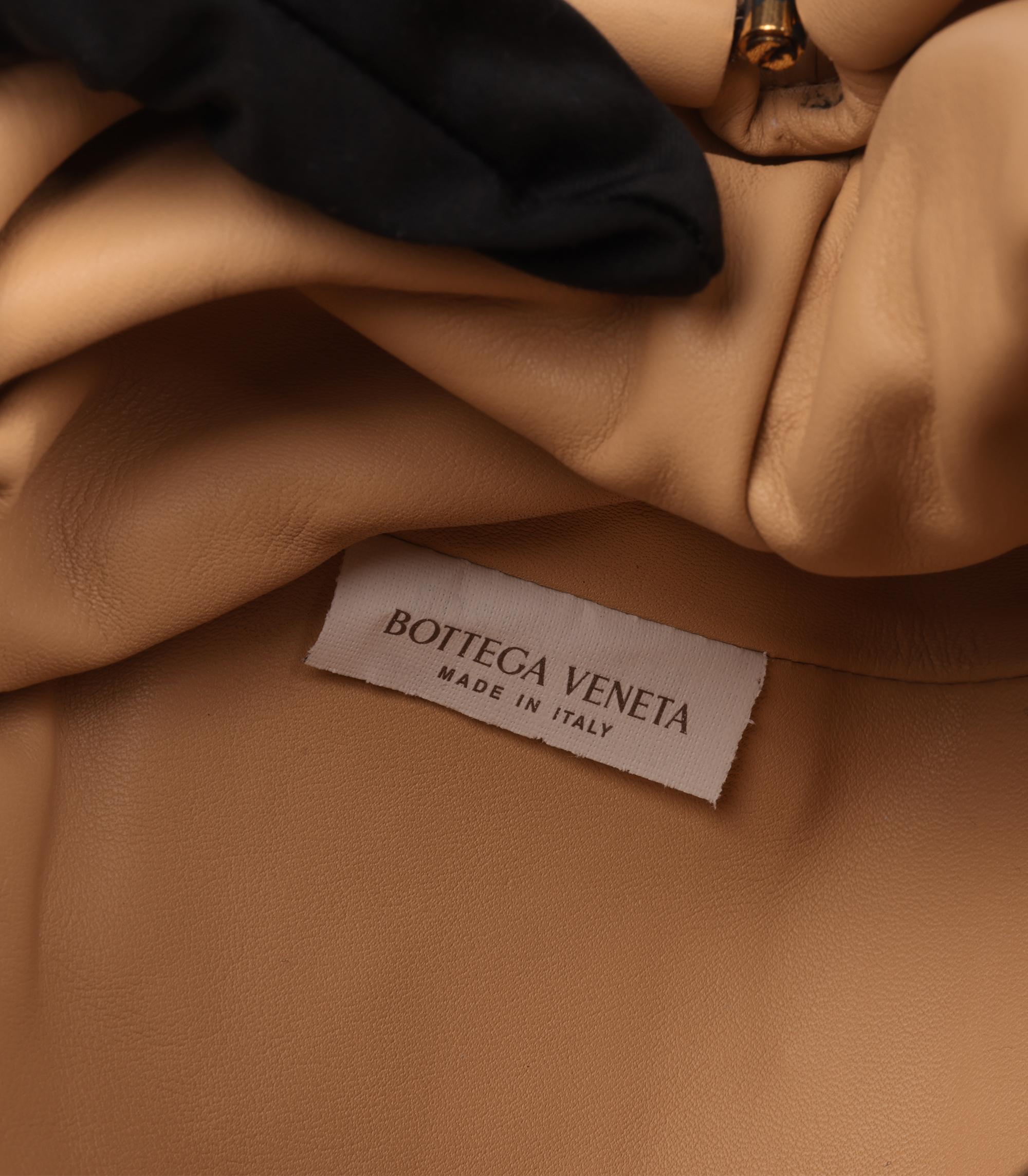 Bottega Veneta Mini The Pouch in pelle di vitello mandorla in vendita 2