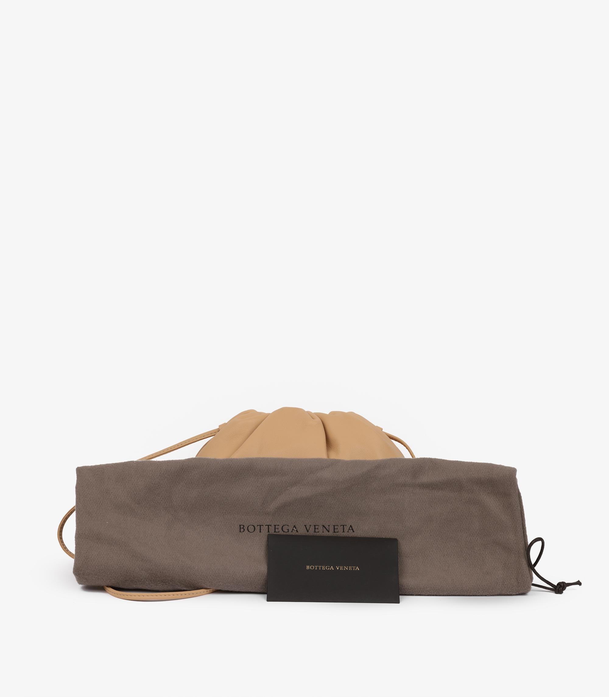 Bottega Veneta Mini The Pouch in pelle di vitello mandorla in vendita 4