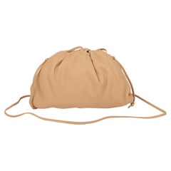 Bottega Veneta Mini The Pouch in pelle di vitello mandorla
