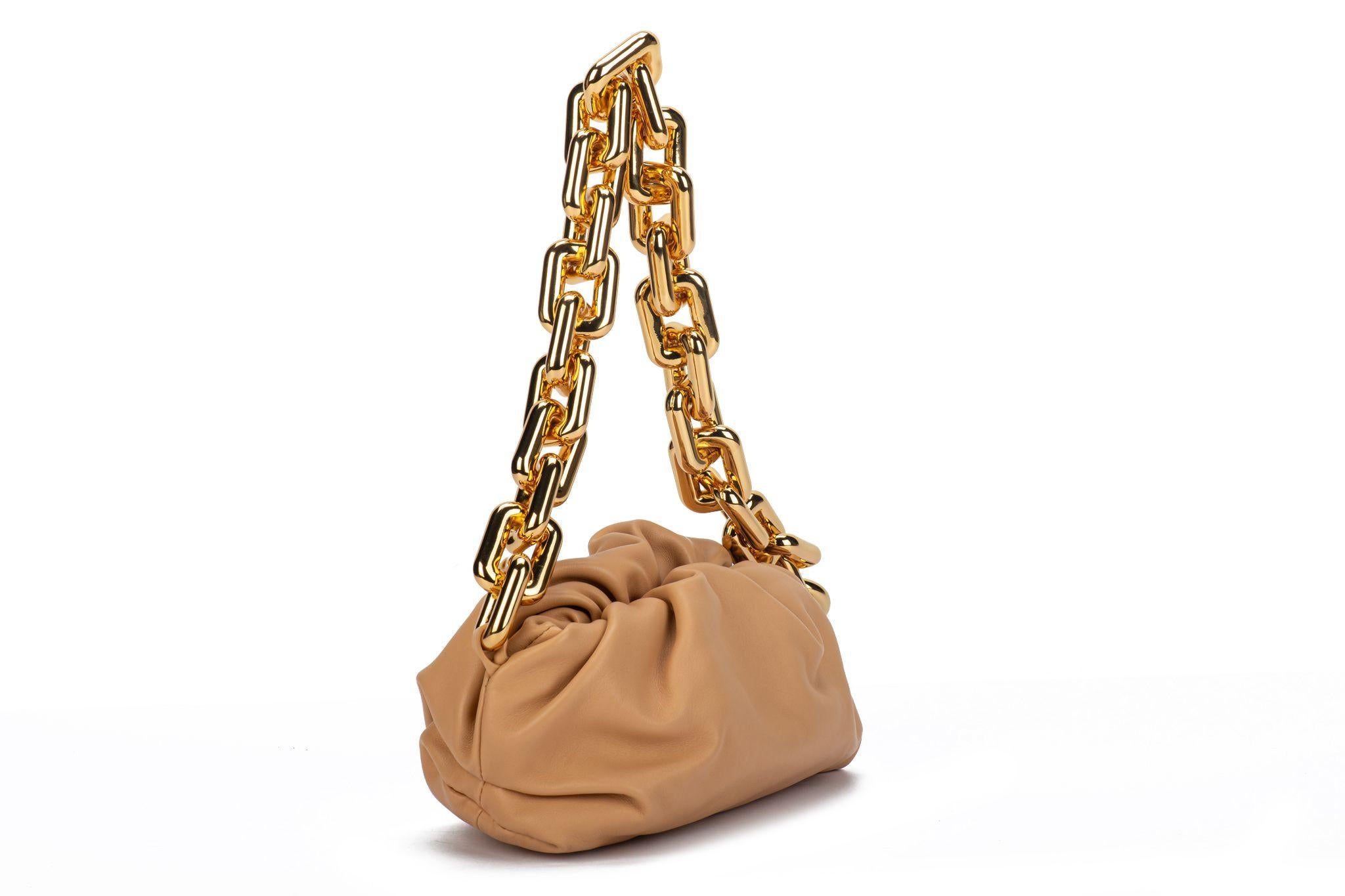 Bottega Veneta brand new , almond teen chain pouch . Chaîne de 9.8