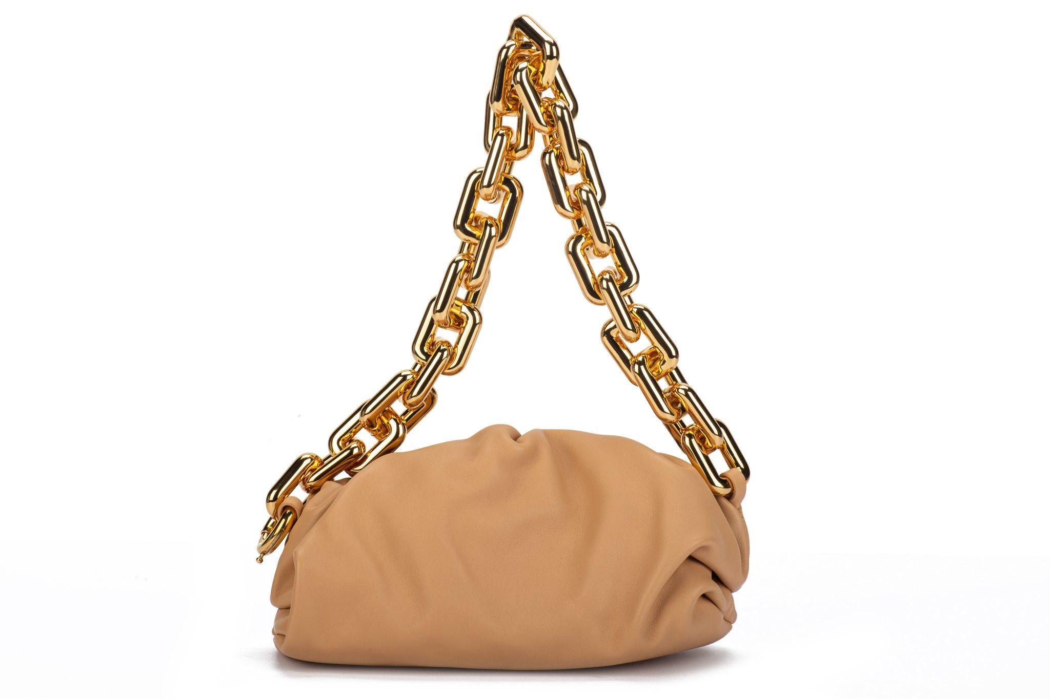 Pochette pour adolescents Bottega Veneta Almond Neuf - En vente à West Hollywood, CA