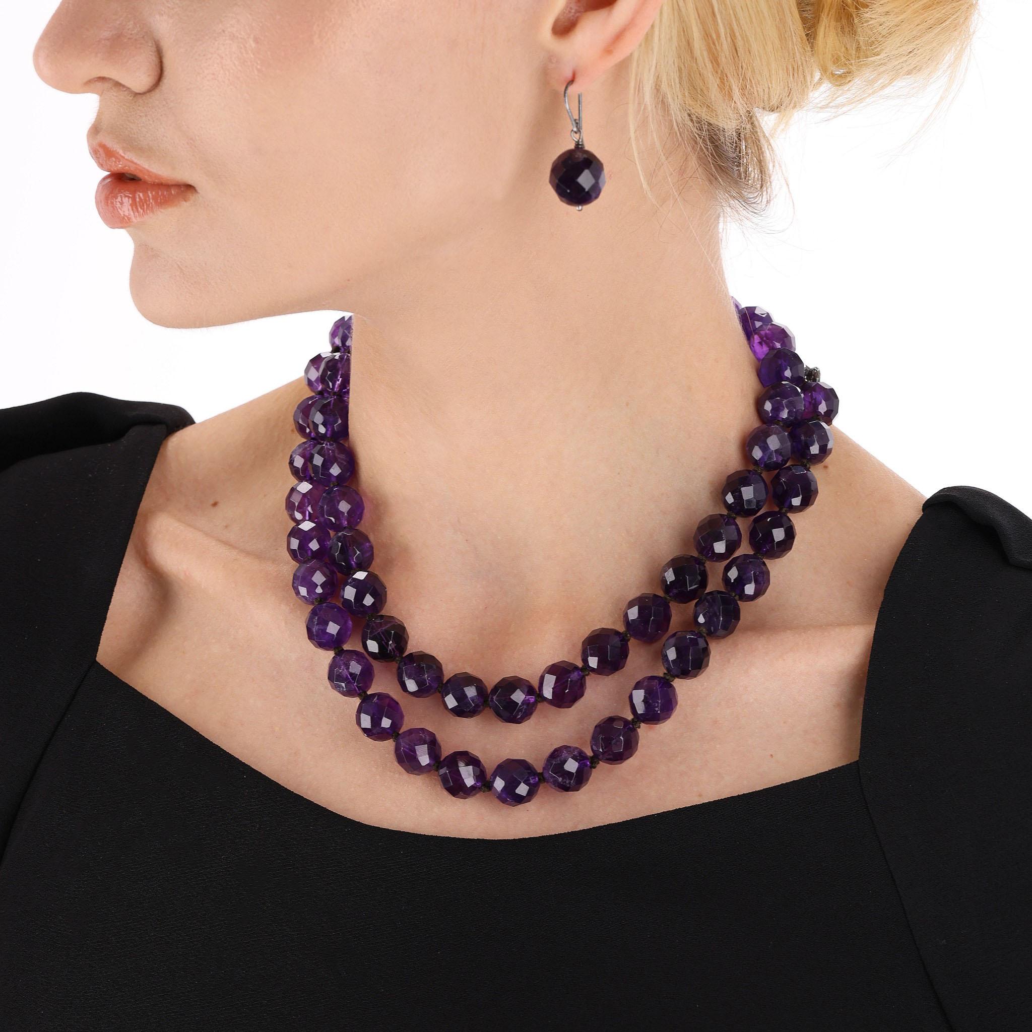 Bottega Veneta Amethyst Perlenkette & passende Ohrringe Set

Violett glänzender, facettierter Amethyststein in Form von Ohrhängern im Stil von Eicheln mit schwarzen Akzenten und einer passenden Halskette mit Verschluss und Fassung aus