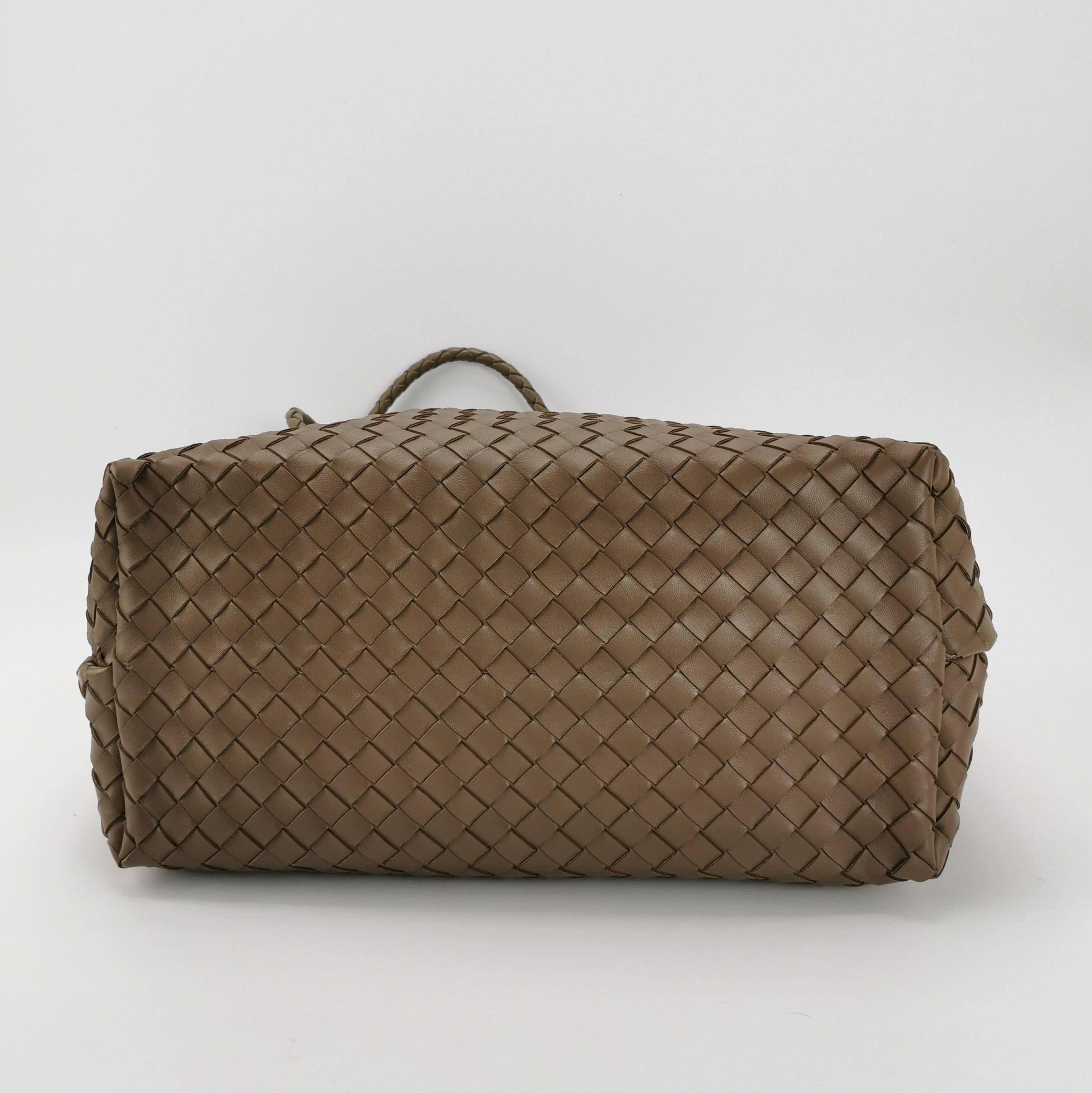 Bottega Veneta Andiamo Andiamo Chocolate Brown Handbag Excellent état - En vente à AUBERVILLIERS, FR