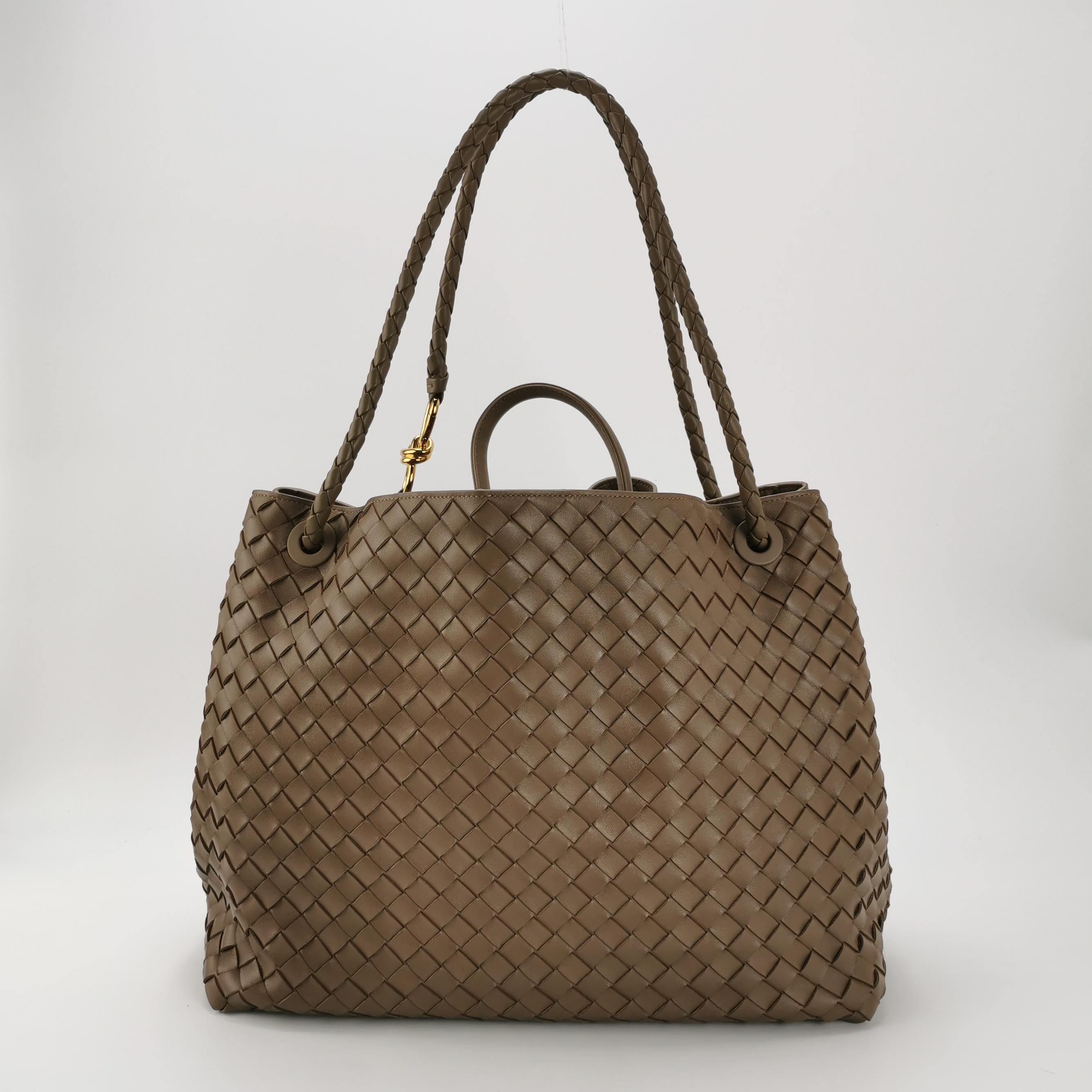 Bottega Veneta Andiamo Andiamo Chocolate Brown Handbag Pour femmes en vente