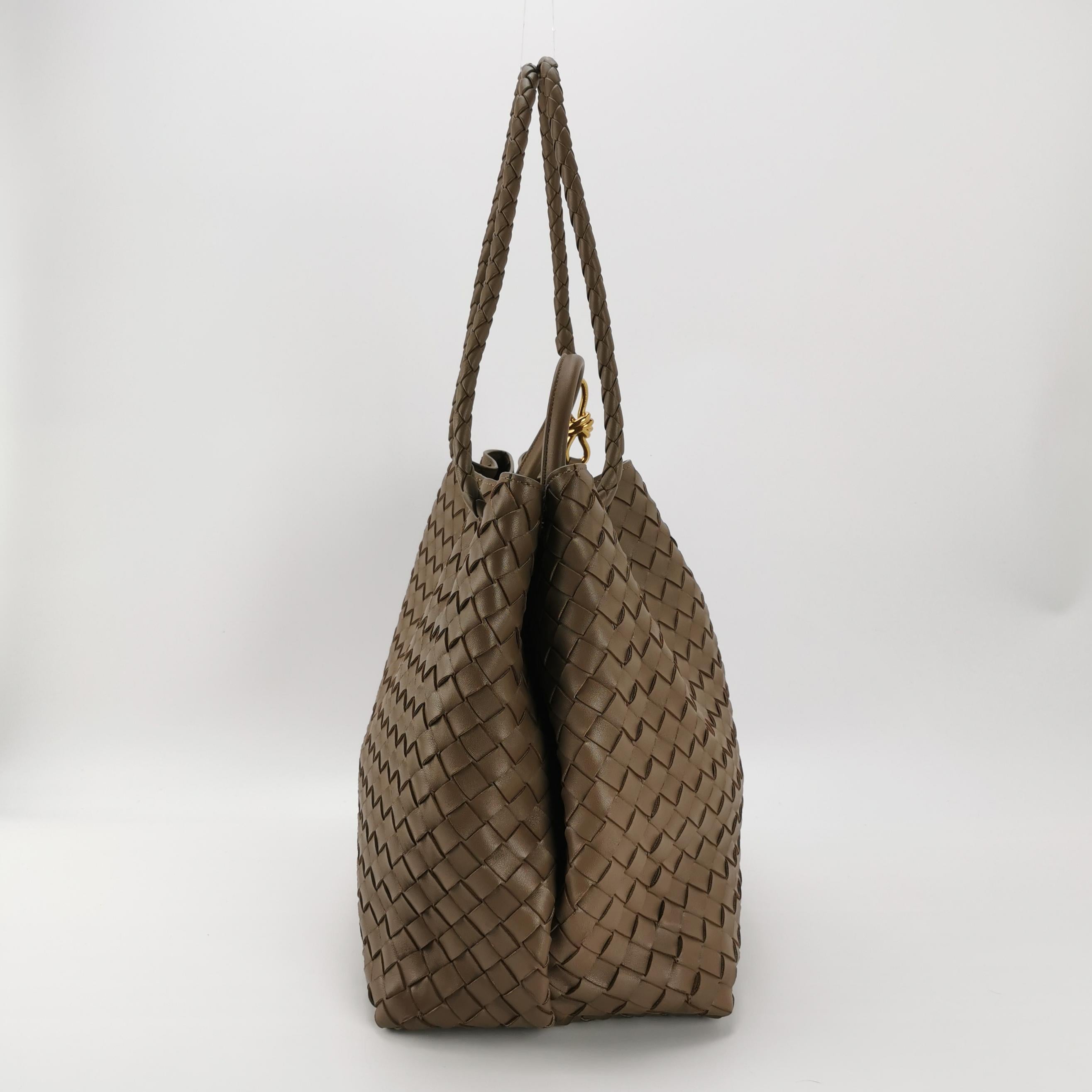 Bottega Veneta Andiamo Andiamo Chocolate Brown Handbag en vente 1
