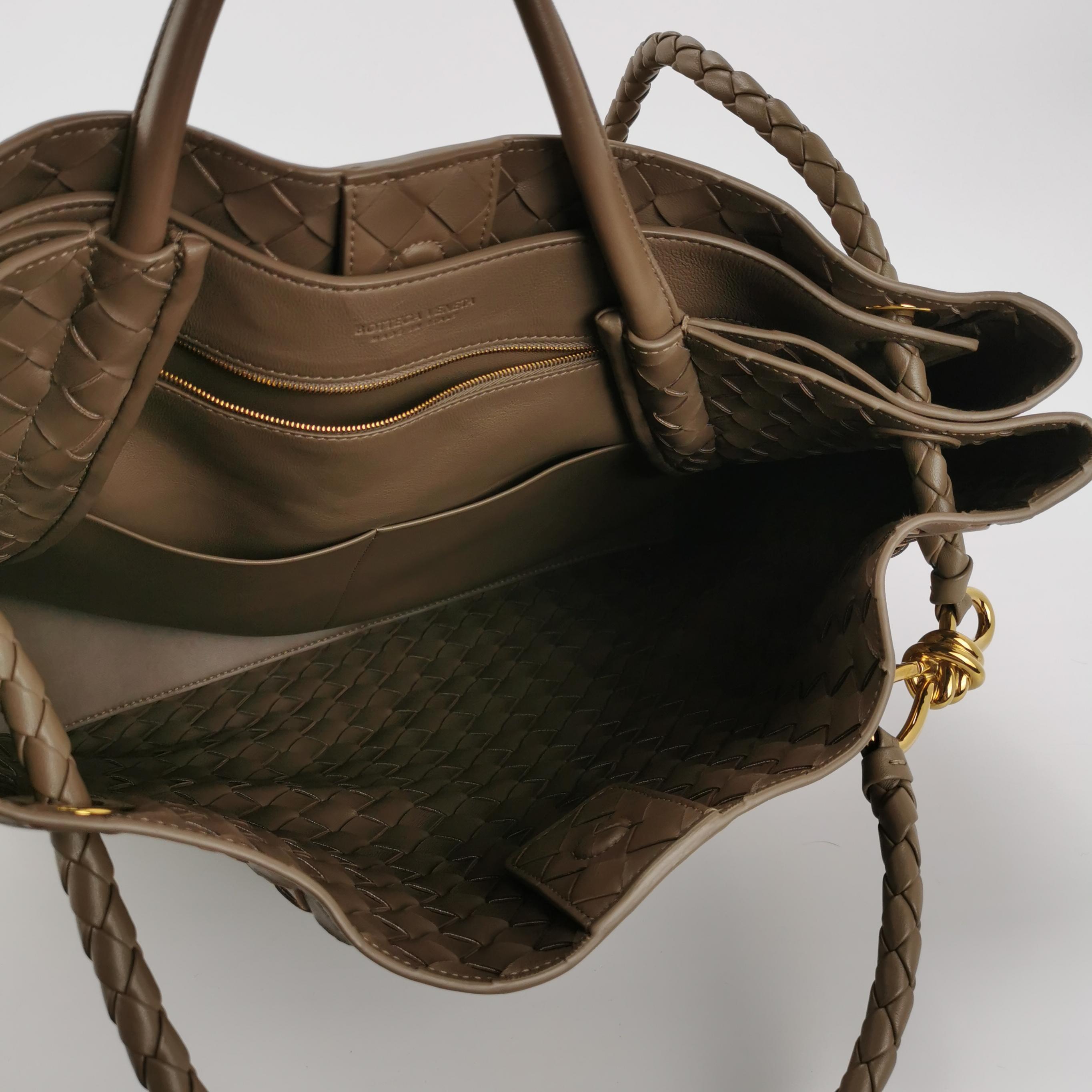 Bottega Veneta Andiamo Andiamo Chocolate Brown Handbag en vente 2