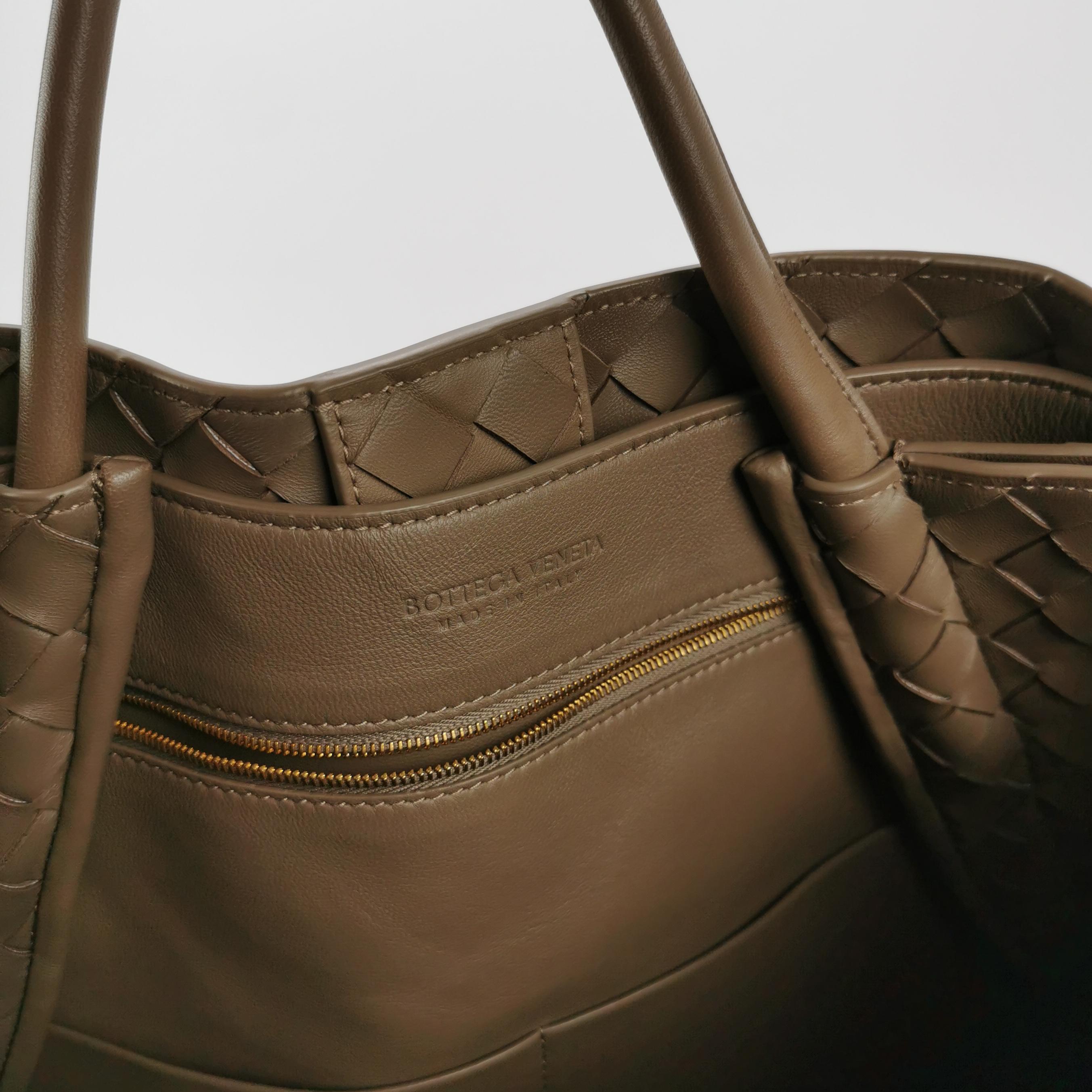 Bottega Veneta Andiamo Andiamo Chocolate Brown Handbag en vente 4