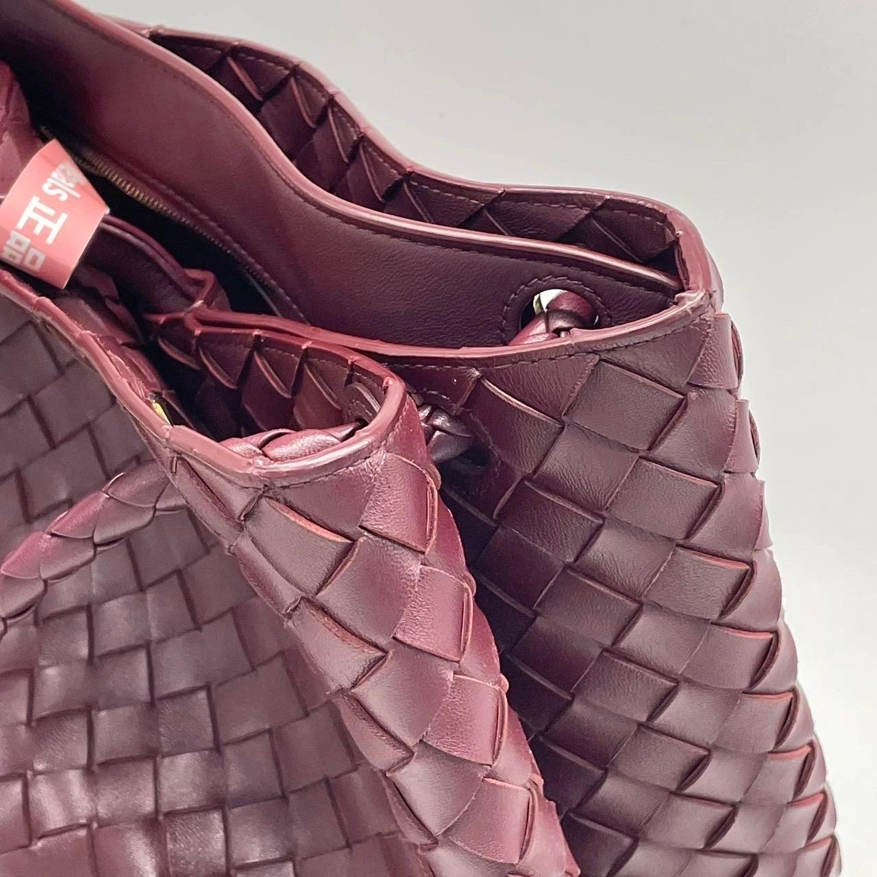 Bottega Veneta Andiamo Large Burgundy Handbag en vente 7
