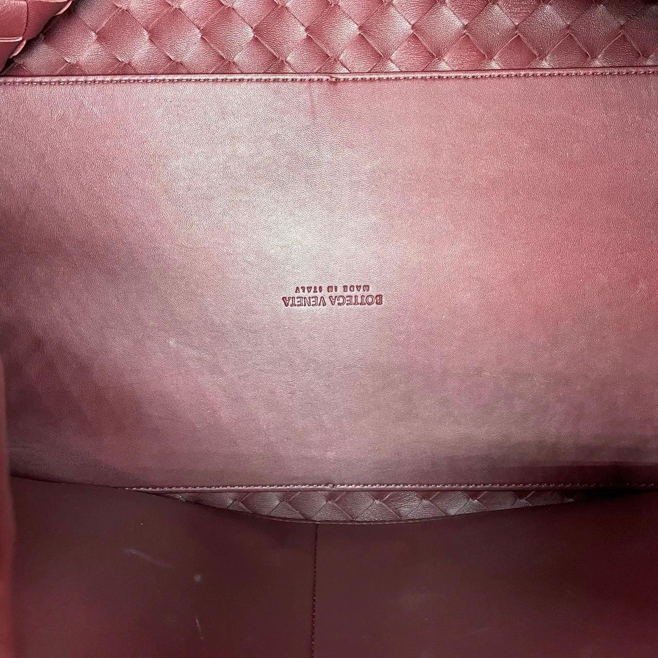 Bottega Veneta Andiamo Large Burgundy Handbag en vente 11