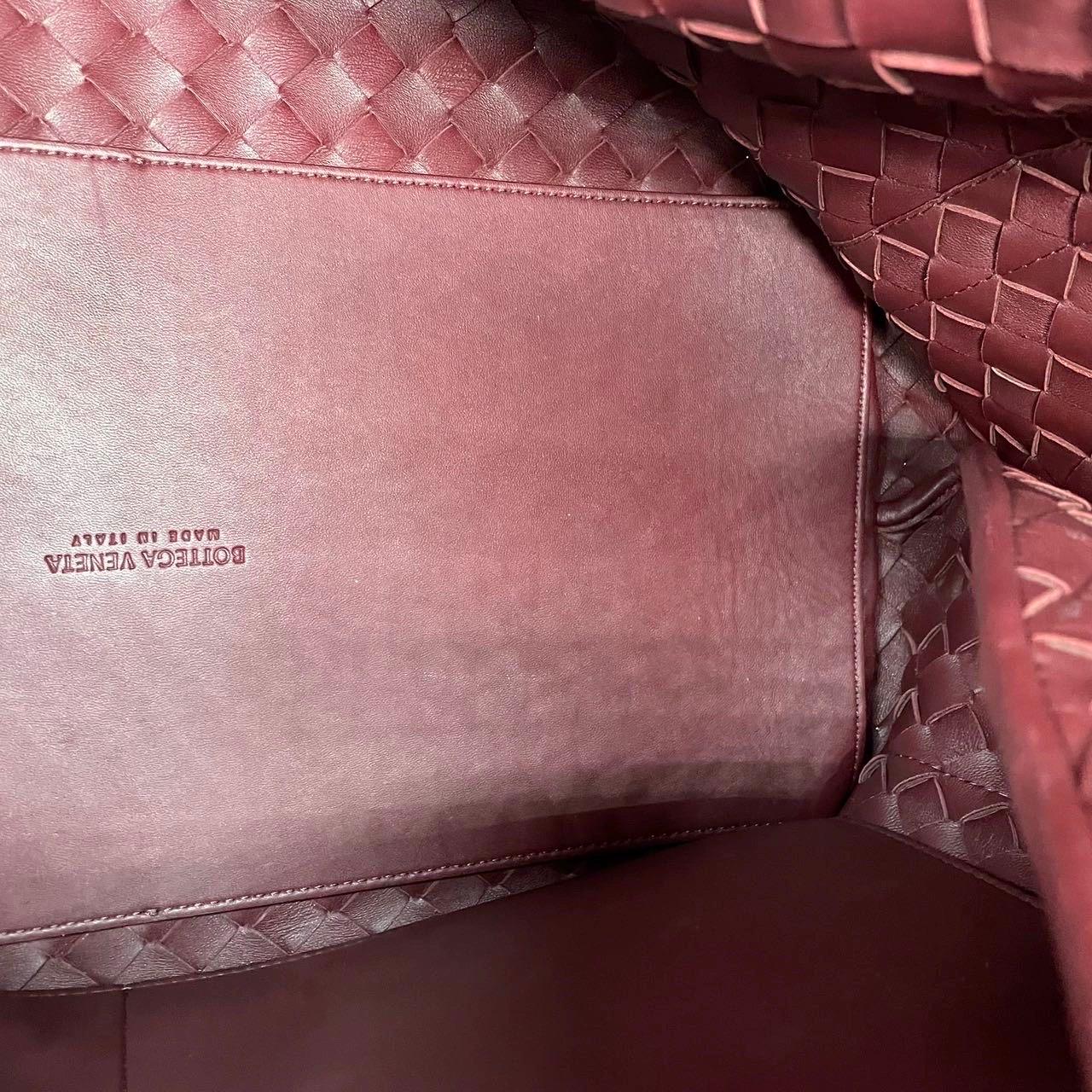 Bottega Veneta Andiamo Large Burgundy Handbag en vente 13
