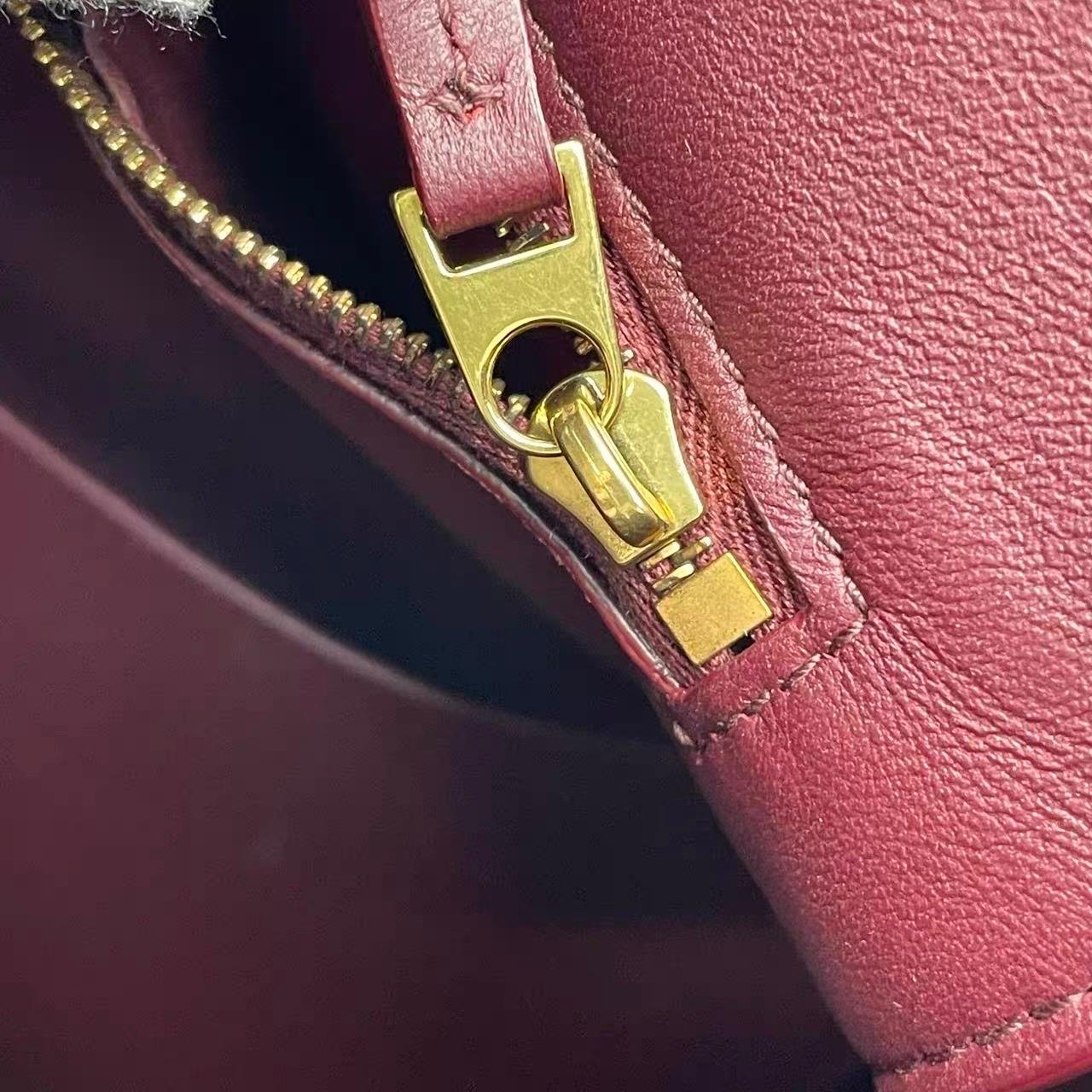 Bottega Veneta Andiamo Large Burgundy Handbag en vente 14