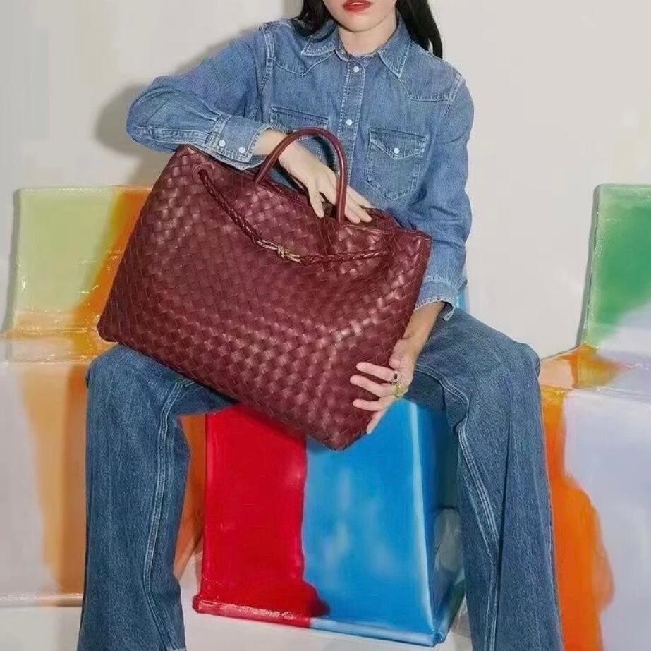 Bottega Veneta - Andiamo - Grand sac à main - Bourgogne
Il s'agit de photos professionnelles du sac offert par Luxbags.
ÉTAT : EXCELLENT
Légers frottements sur les coins, poignées. Plis du cuir. 
DÉTAILS : 

Bottega Veneta
Andiamo
Couleur :