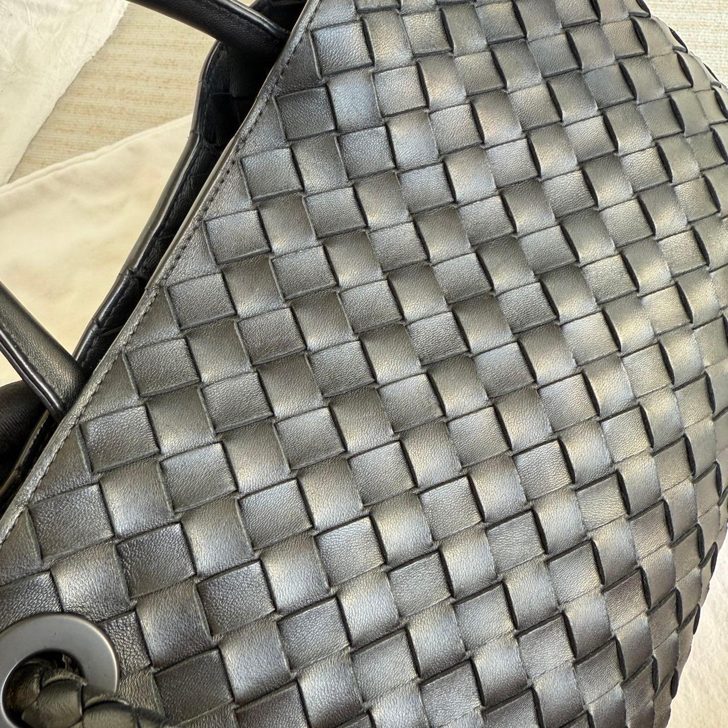 Bottega Veneta Andiamo Medium Schwarz Intrecciato Lederhandtasche im Angebot 8