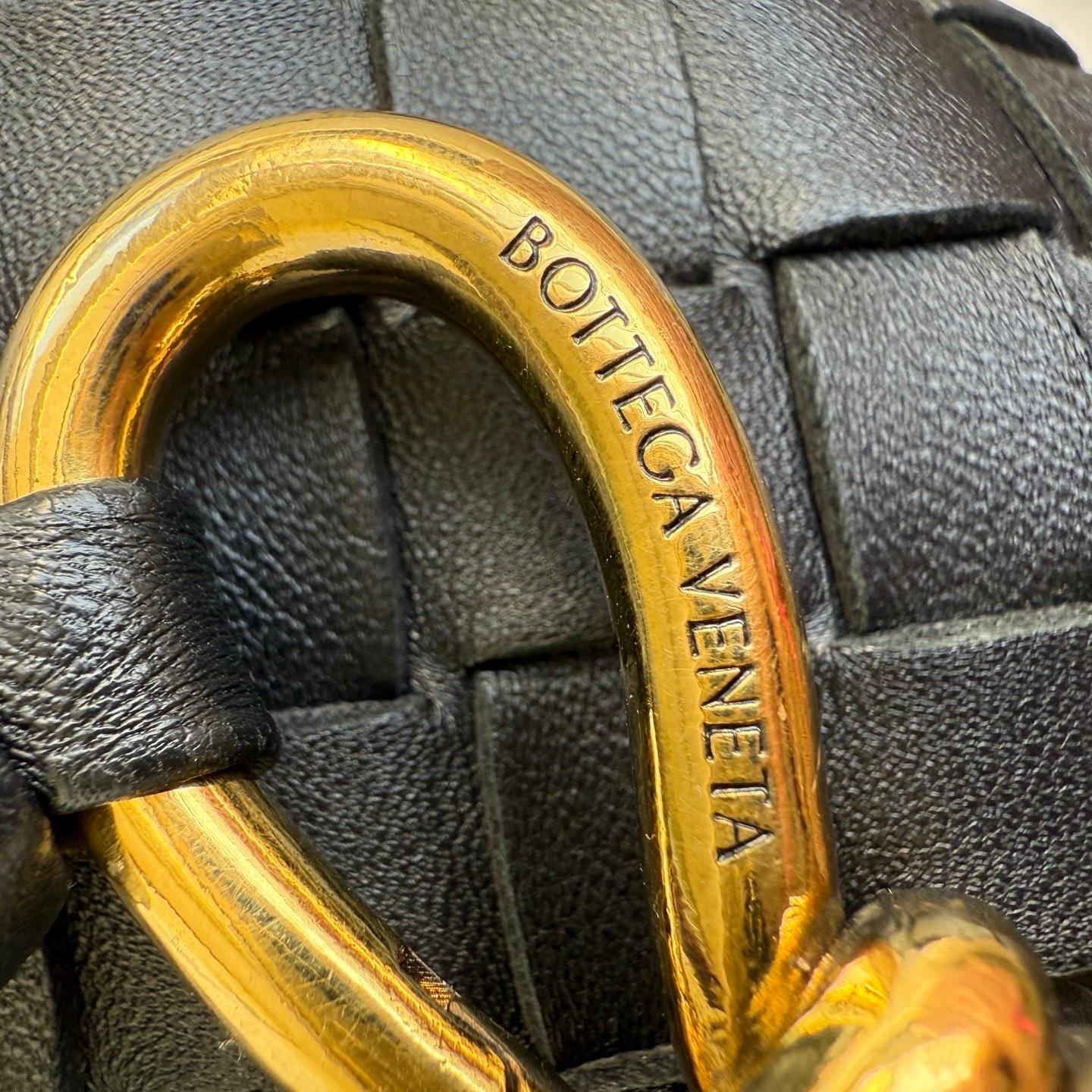 Bottega Veneta Andiamo Medium Schwarz Intrecciato Lederhandtasche im Angebot 11