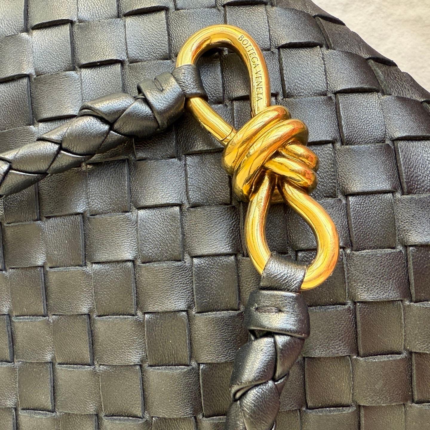 Bottega Veneta Andiamo Medium Schwarz Intrecciato Lederhandtasche im Angebot 12