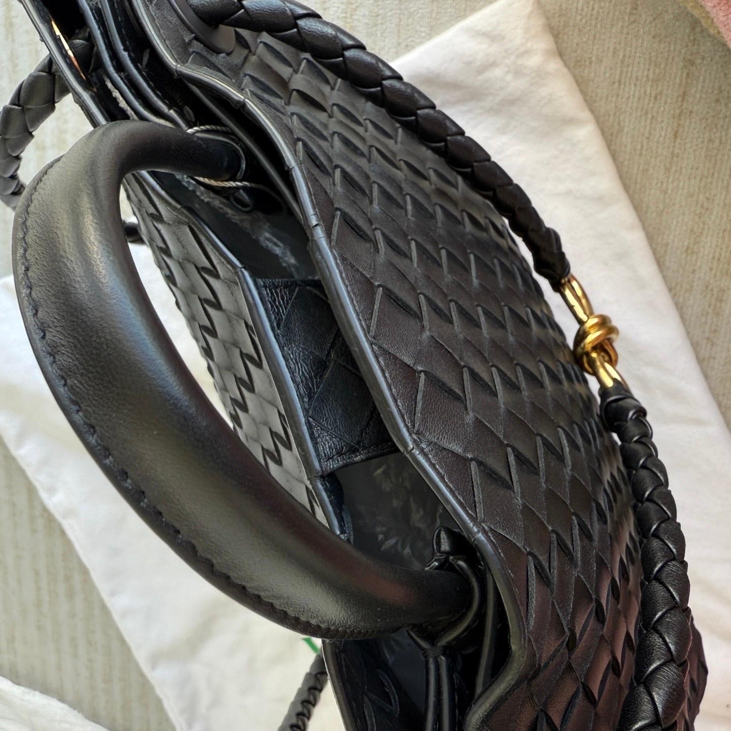 Bottega Veneta Andiamo Medium Schwarz Intrecciato Lederhandtasche im Angebot 13