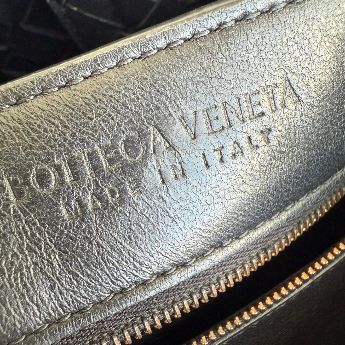 Bottega Veneta Andiamo Medium Schwarz Intrecciato Lederhandtasche im Angebot 14