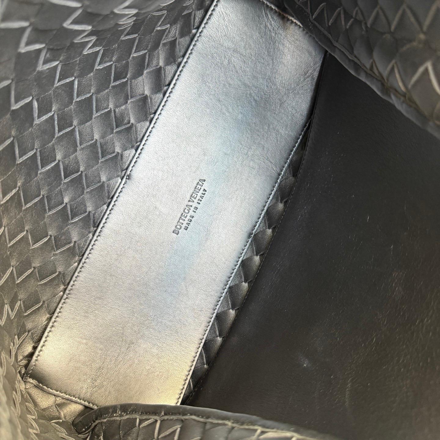 Bottega Veneta Andiamo Medium Schwarz Intrecciato Lederhandtasche im Angebot 15