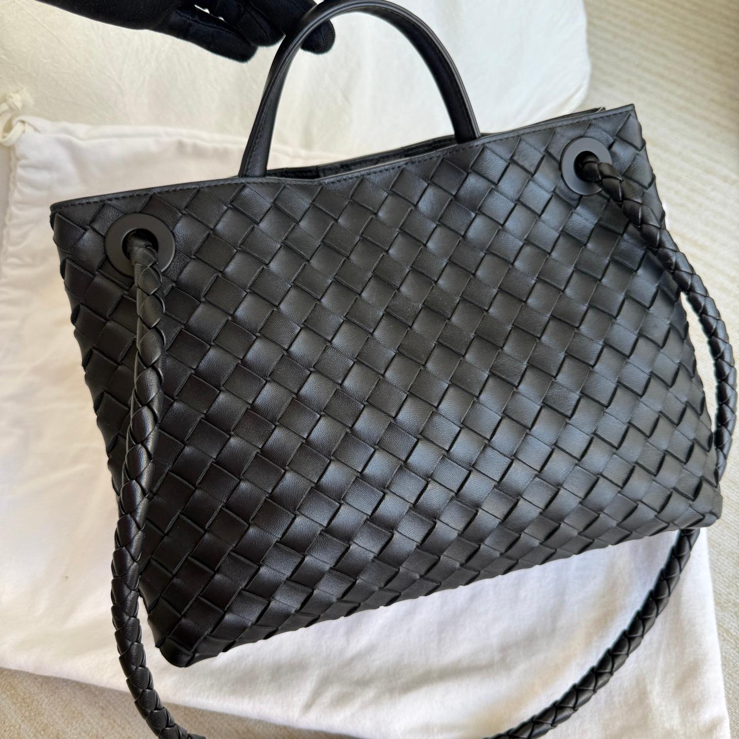 Bottega Veneta Andiamo Medium Schwarz Intrecciato Lederhandtasche
Dies sind professionelle Fotos der tatsächlich von Luxbags angebotenen Tasche.
ZUSTAND: NEUWERTIG
DETAILS: 

Bottega Veneta
Andiamo
Farbe: Schwarz
MATERIAL: Lammfell
 Innenfutter: