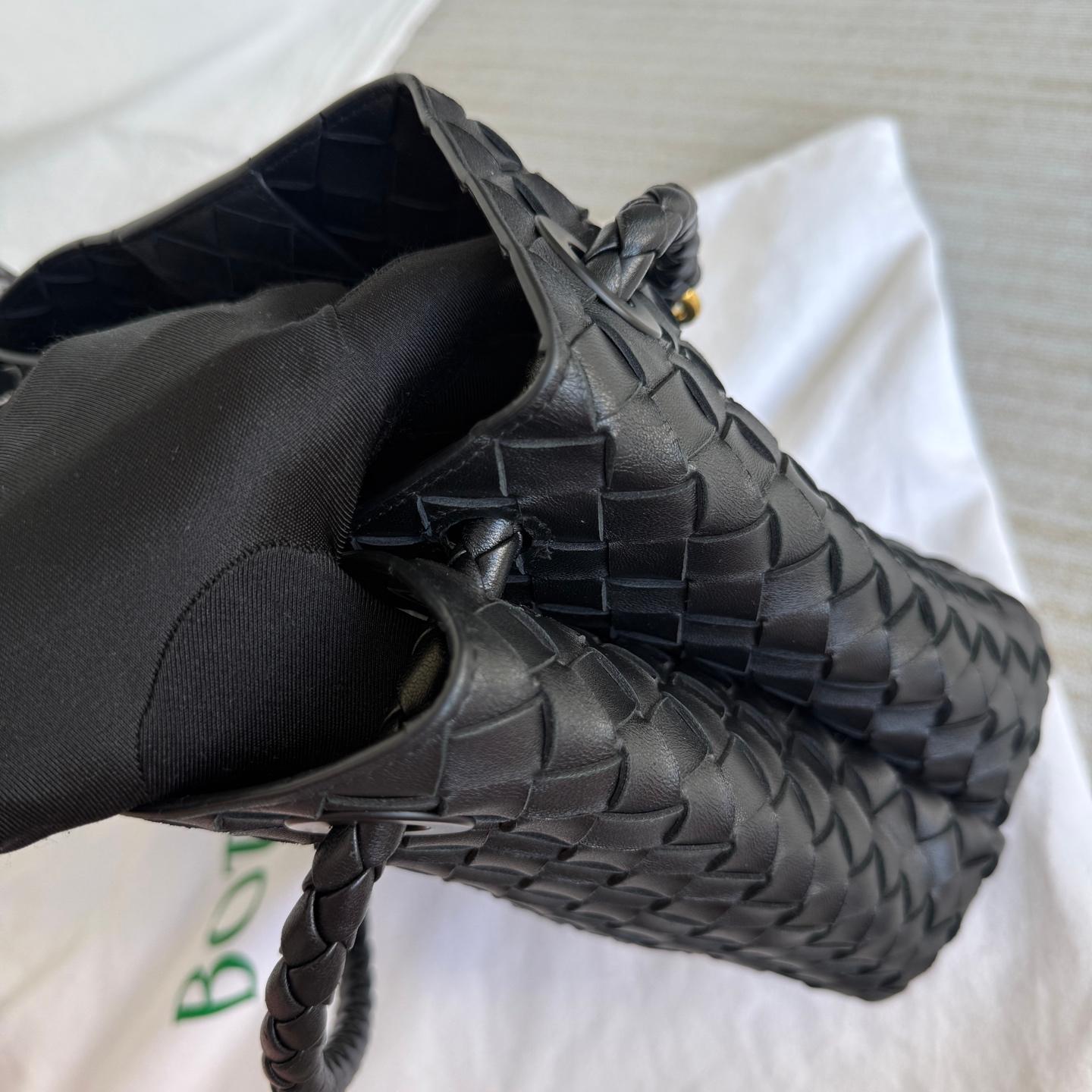 Bottega Veneta Andiamo Medium Schwarz Intrecciato Lederhandtasche Damen im Angebot