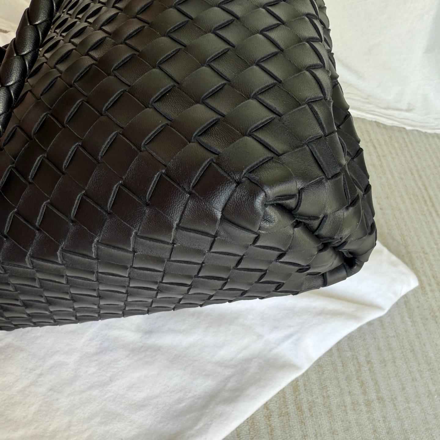 Bottega Veneta Andiamo Medium Schwarz Intrecciato Lederhandtasche im Angebot 1