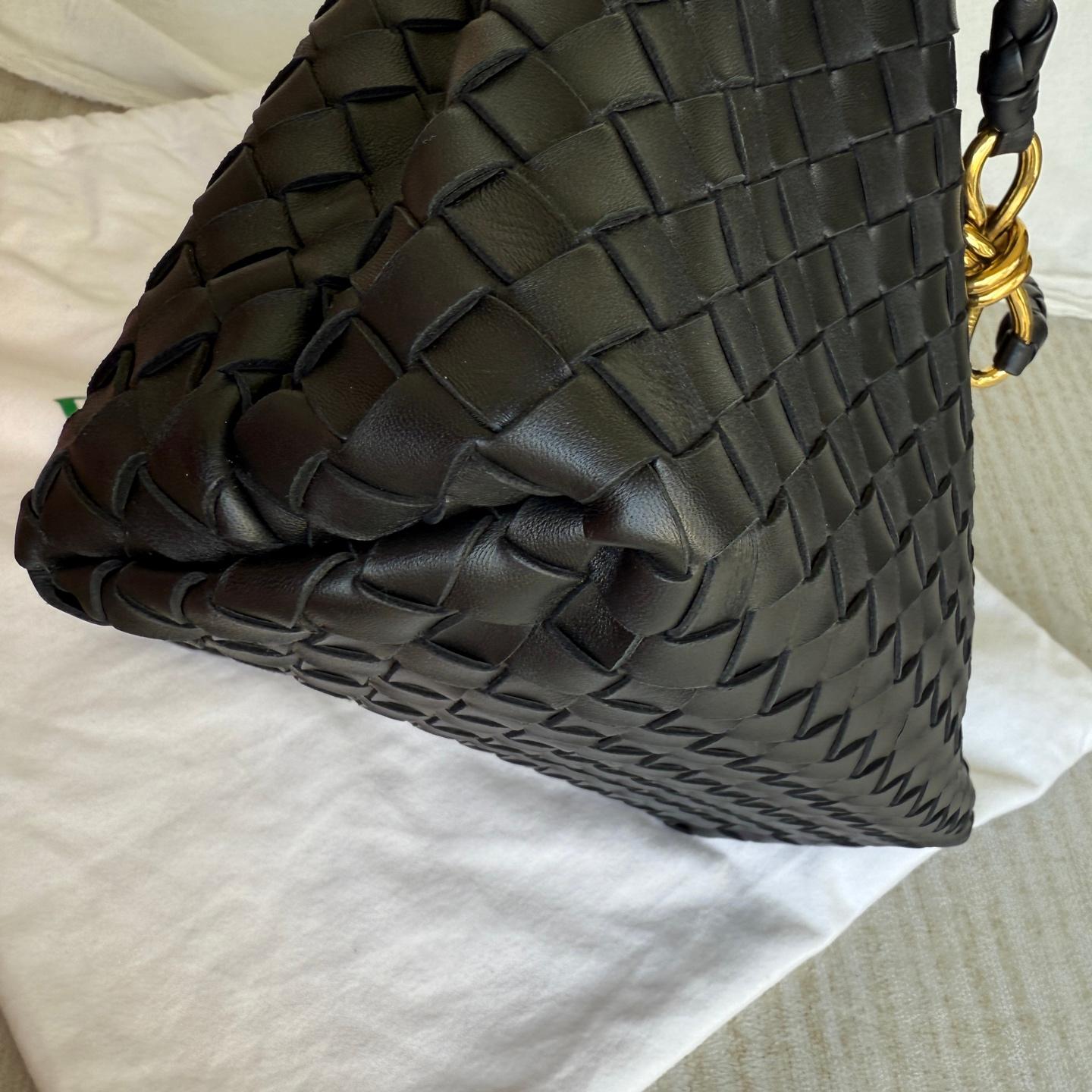 Bottega Veneta Andiamo Medium Schwarz Intrecciato Lederhandtasche im Angebot 3