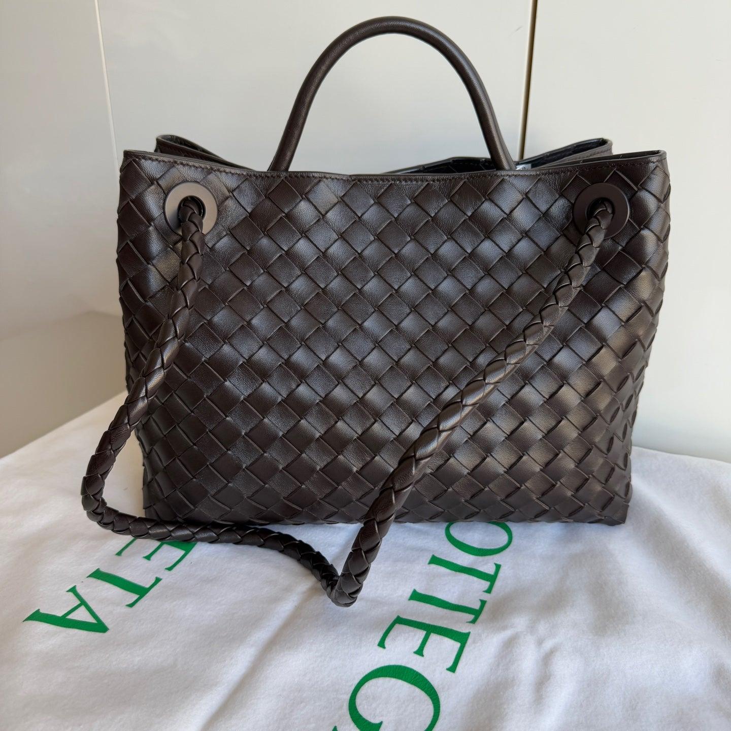 Bottega Veneta Andiamo Medium Fondant Marrone Cioccolato Scuro
Queste sono foto professionali della borsa vera e propria.
CONDIZIONI: MAI INDOSSATO
DETTAGLI:

Bottega Veneta



Andiamo
Colore: Fondente marrone cioccolato scuro
Materiale: pelle di