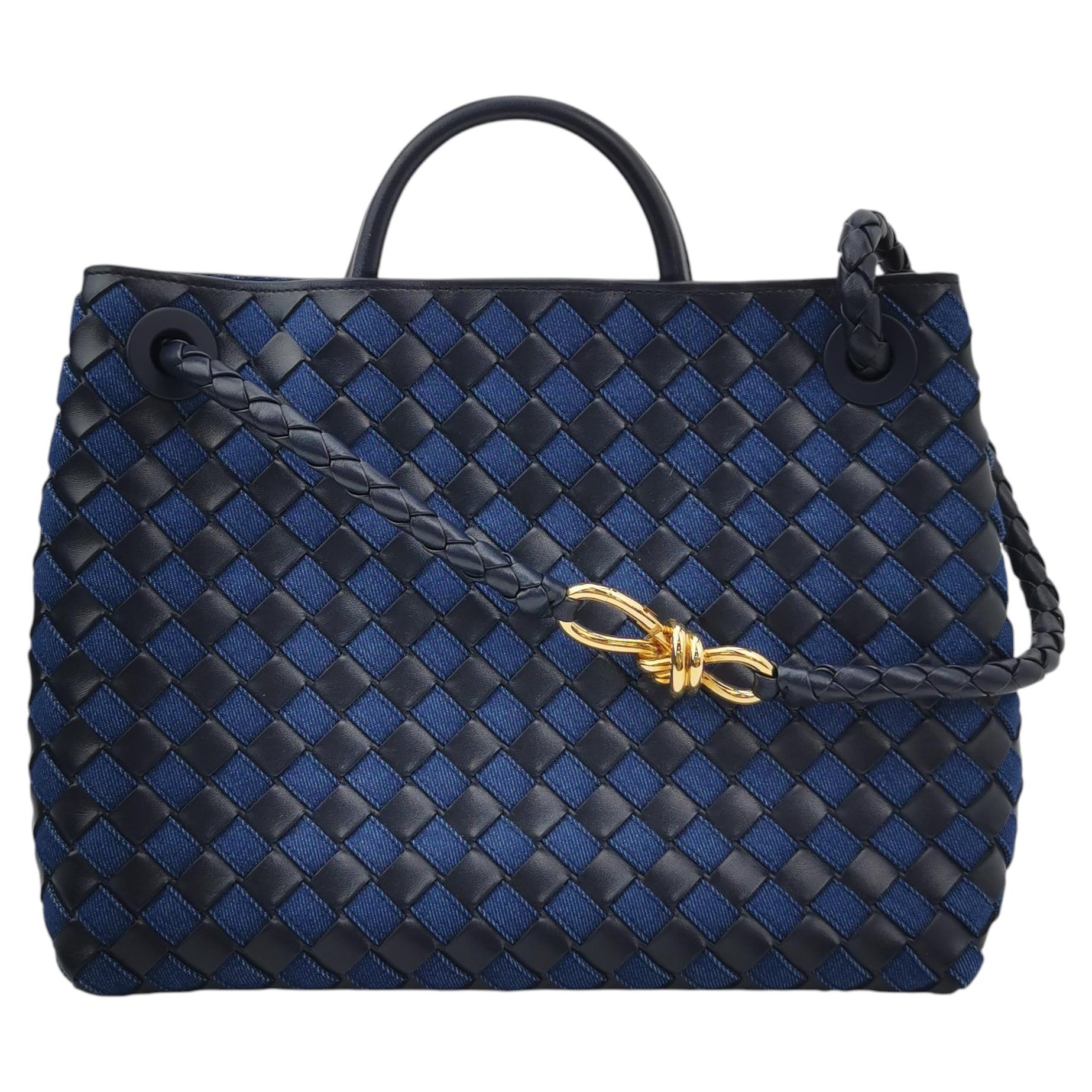 Bottega Veneta Andiamo Medium Navy in pelle e denim Intrecciato