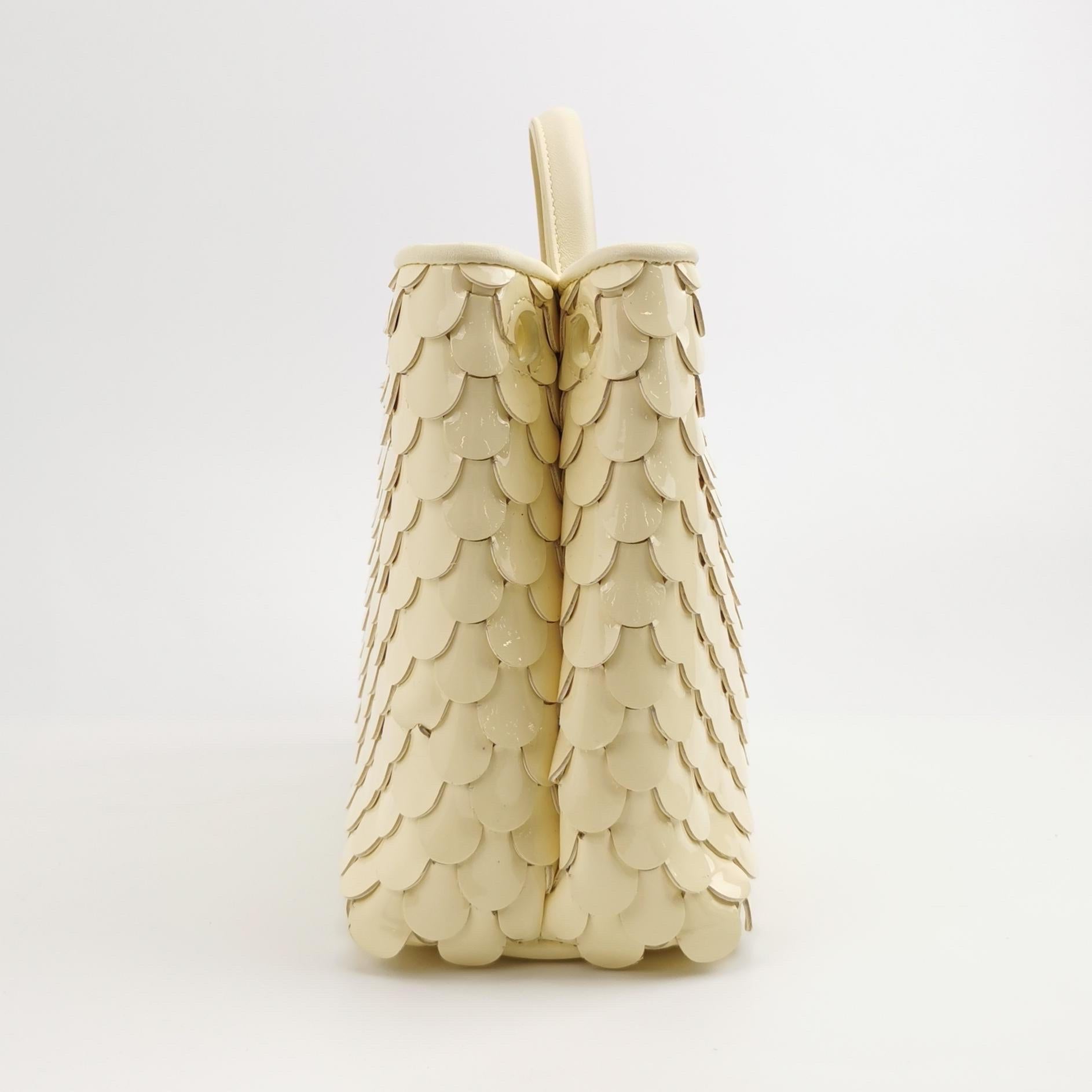 Bottega Veneta - Andiamo - Petit sac à main en cuir verni jaune écailles de poisson en vente 5