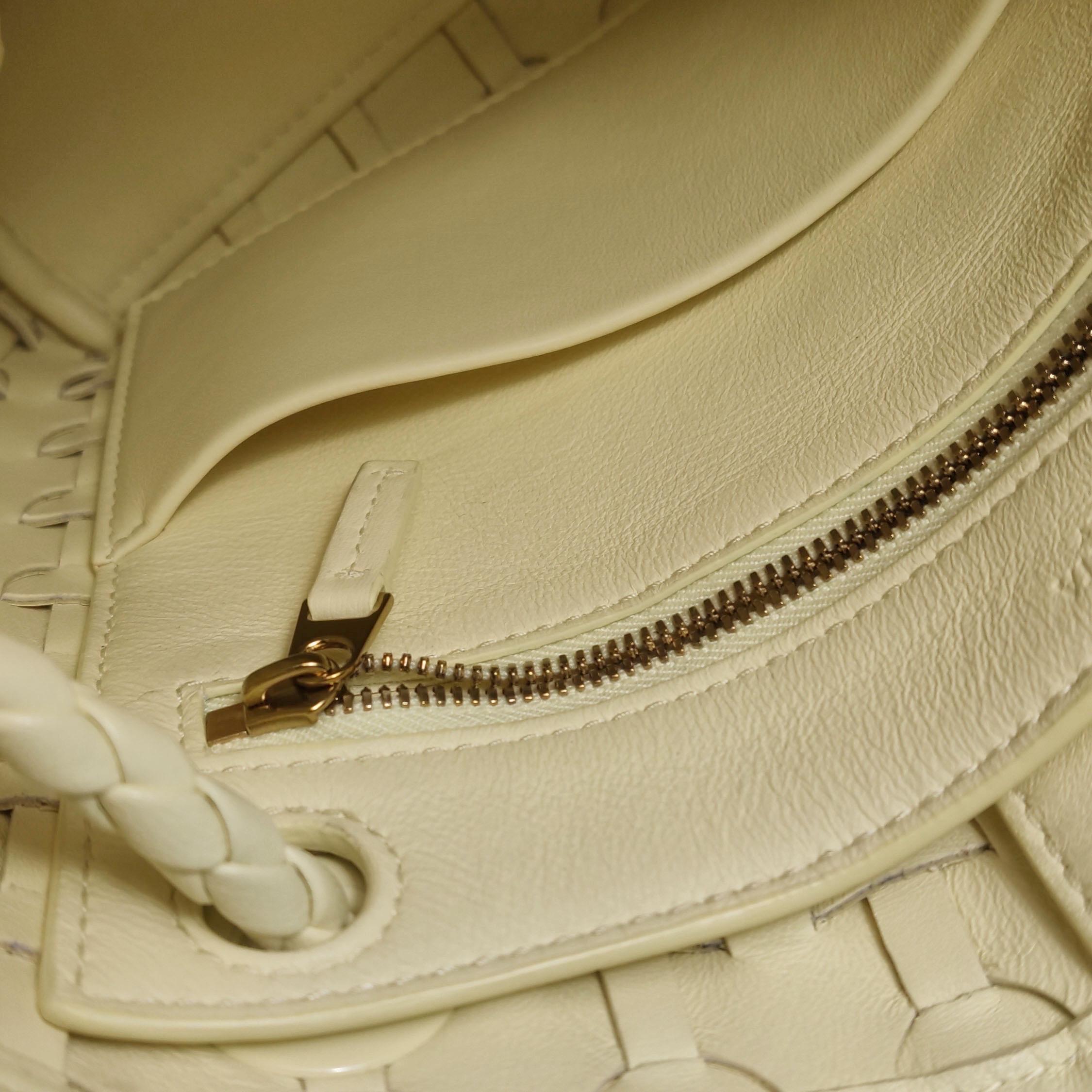 Bottega Veneta - Andiamo - Petit sac à main en cuir verni jaune écailles de poisson en vente 8