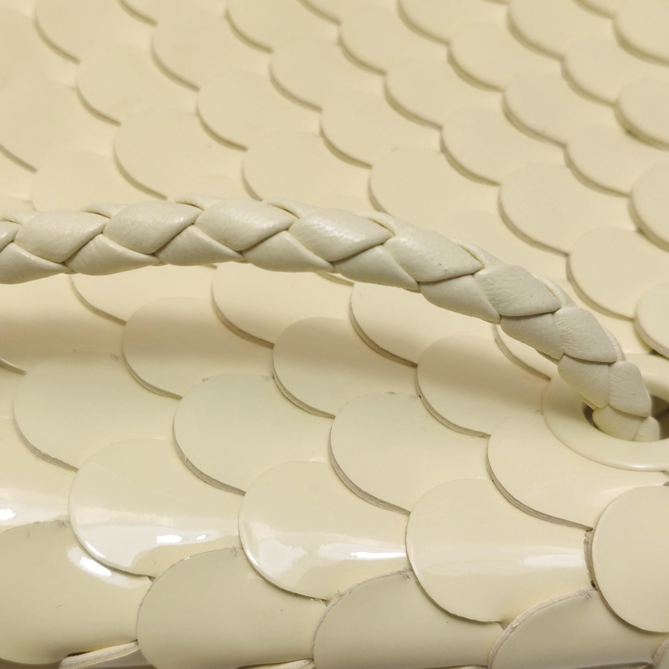 Bottega Veneta - Andiamo - Petit sac à main en cuir verni jaune écailles de poisson en vente 9