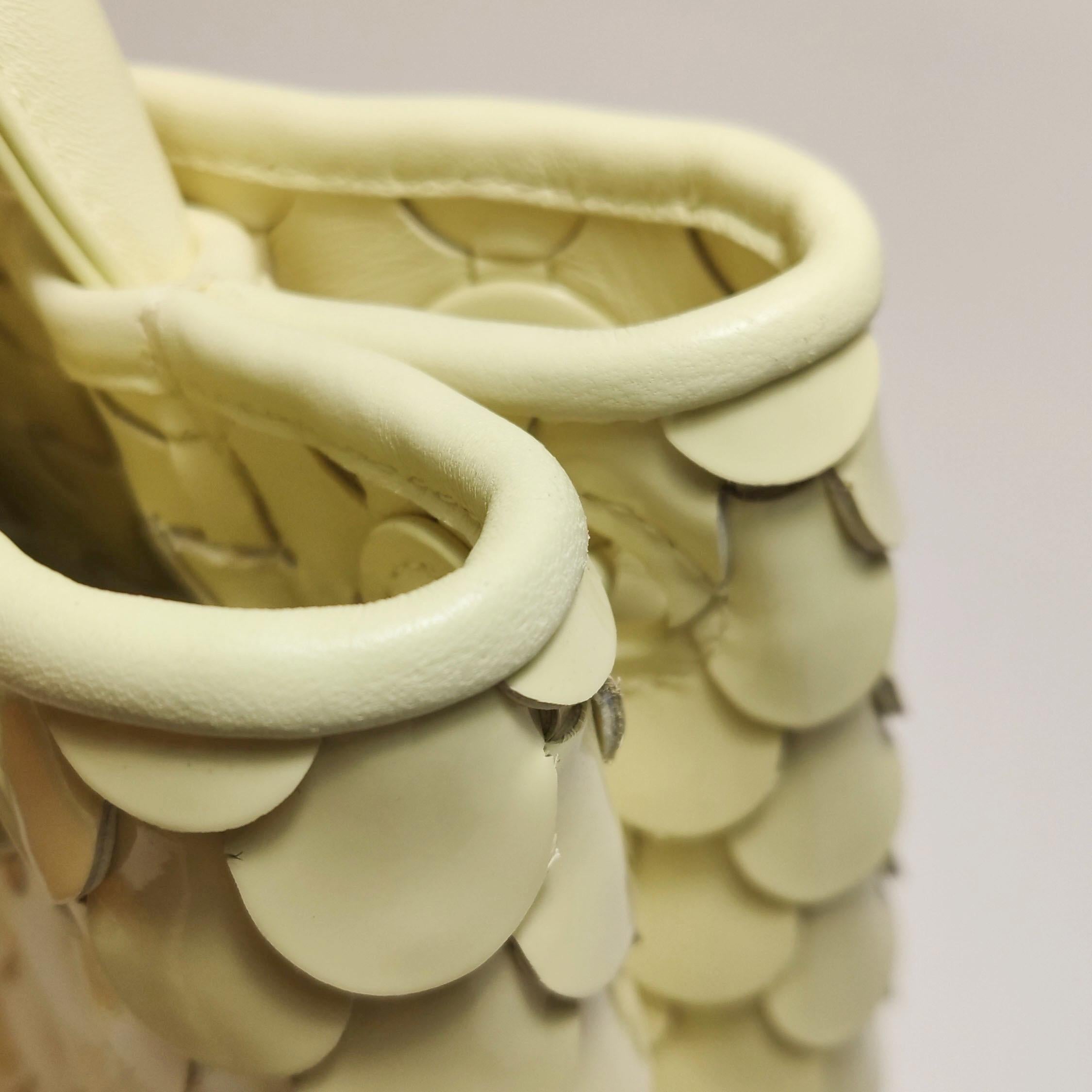 Bottega Veneta - Andiamo - Petit sac à main en cuir verni jaune écailles de poisson en vente 14