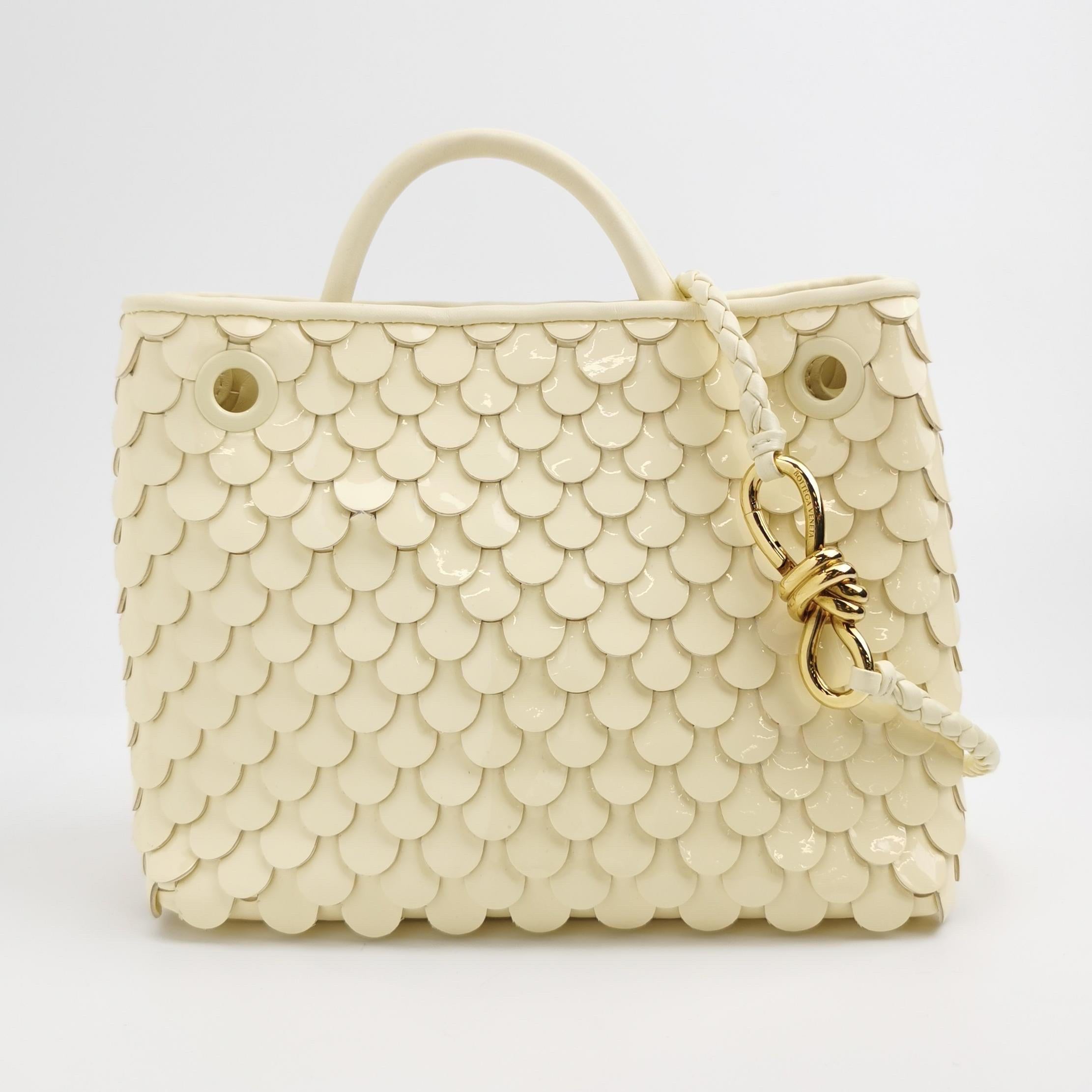 Beige Bottega Veneta - Andiamo - Petit sac à main en cuir verni jaune écailles de poisson en vente