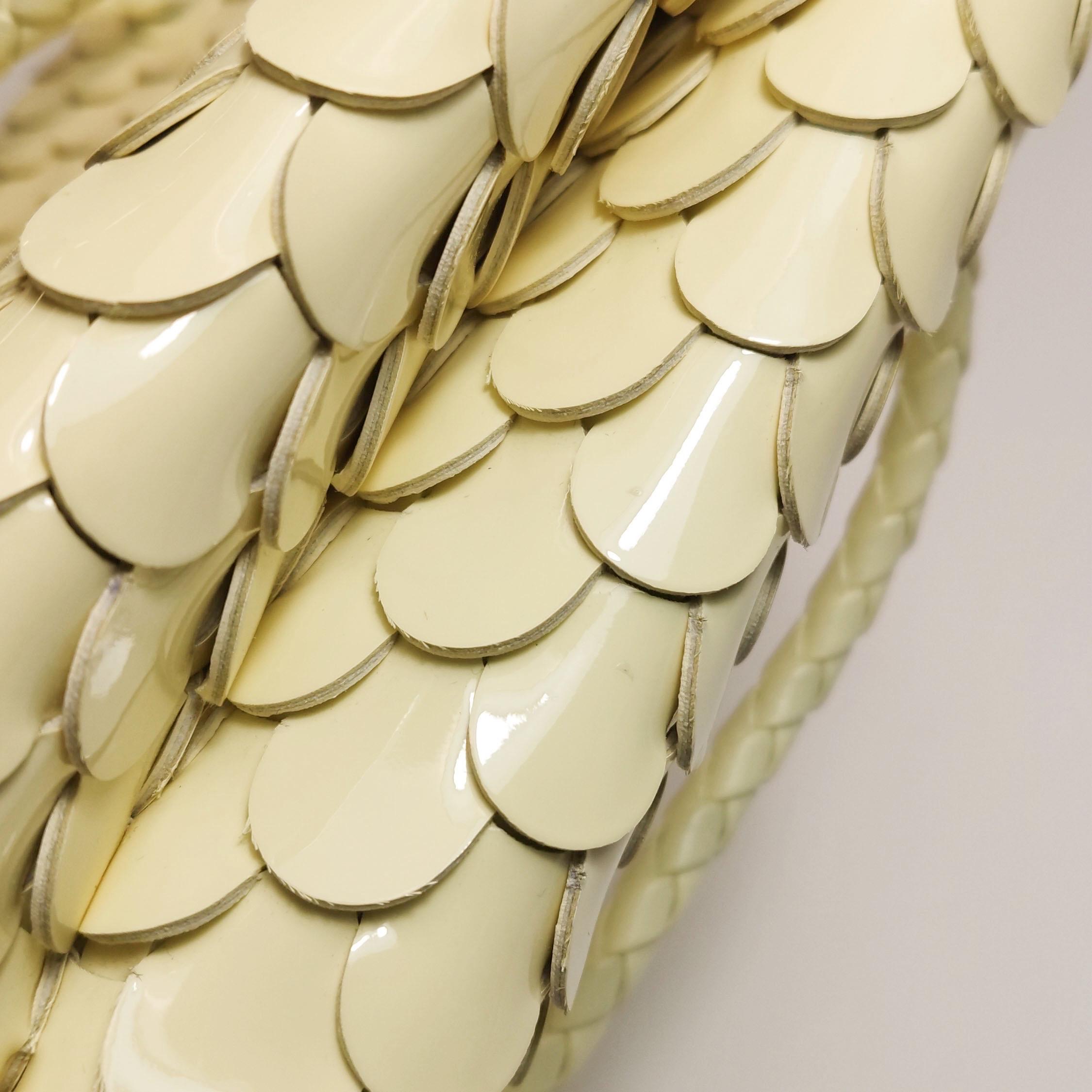 Bottega Veneta - Andiamo - Petit sac à main en cuir verni jaune écailles de poisson Pour femmes en vente