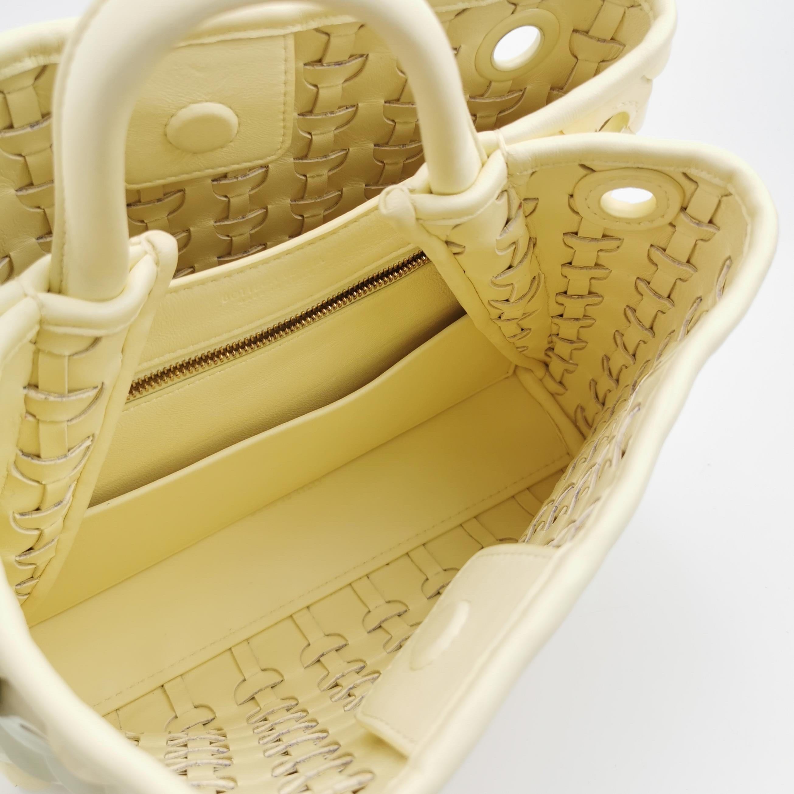 Bottega Veneta - Andiamo - Petit sac à main en cuir verni jaune écailles de poisson en vente 1